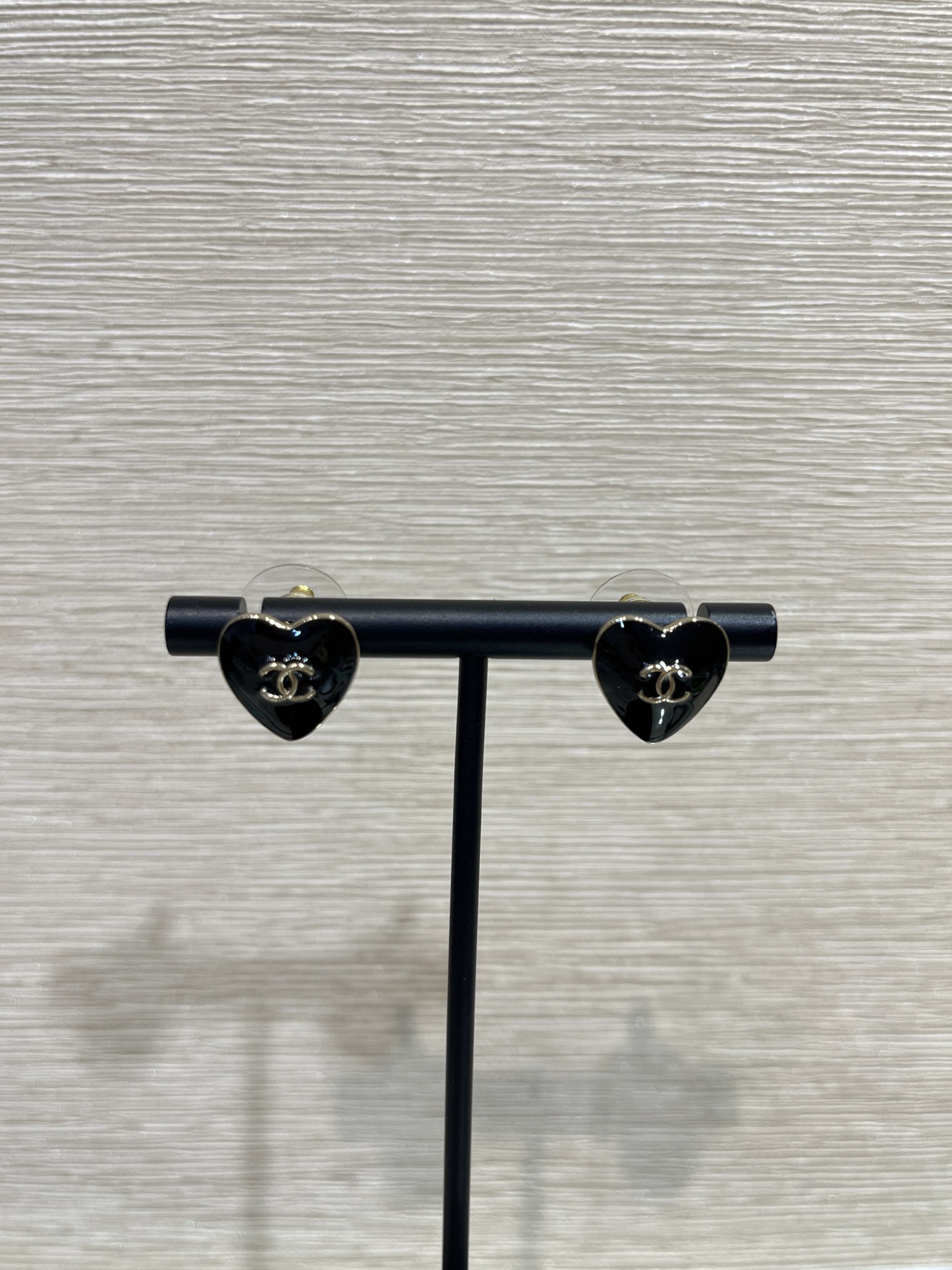 NO:635420,88150, arrived today and purchased yb. 25B new gold-edged double C black enamel love earrings. I really can’t resist the black and gold love heart. It has a bit of vintage flavor. It’s cute and noble enough. It is recommended to buy for daily matching. It is very sweet and exquisite~ The same brass material as yb. Enamel crafts. Earrings and earrings with packaging box. Top version, earrings, Cartier high-end jewelry.1986090988150,今日到货购入yb . 25B新款金边双C黑色珐琅爱心耳钉 对于黑金配色小爱心真的完全拒绝不了 有点vintage的味道 可可爱爱又足够贵气 推荐入手日常搭配很甜美很精致～ yb一样黄铜材质 珐琅工艺 耳钉耳环带包装盒顶级版本,,earrings,卡迪亚高端饰品,Jewelry