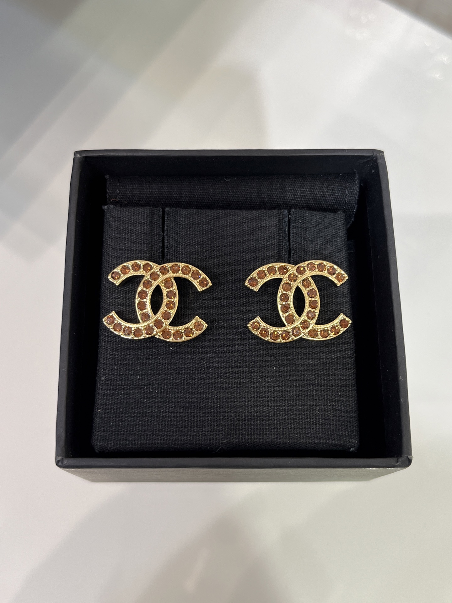NO:634372,88170, today’s new earrings. 25A new coffee color rhinestone gold double C earrings. The amber rhinestone cc color is too high-end. It is attractive and elegant. It can be used in various styles. You will not regret it if you choose blindly. The same brass material as yb. Swarovski crystal, Cartier high-end jewelry1986090988170,今日新品耳钉 . 25A新款咖色水钻金色双C耳钉 琥珀色水钻cc配色太高级了 耐看又气质 各种风格都能驾驭 盲选都不会后悔 yb一样黄铜材质 施华洛水晶,,卡迪亚高端饰品,Jewelry