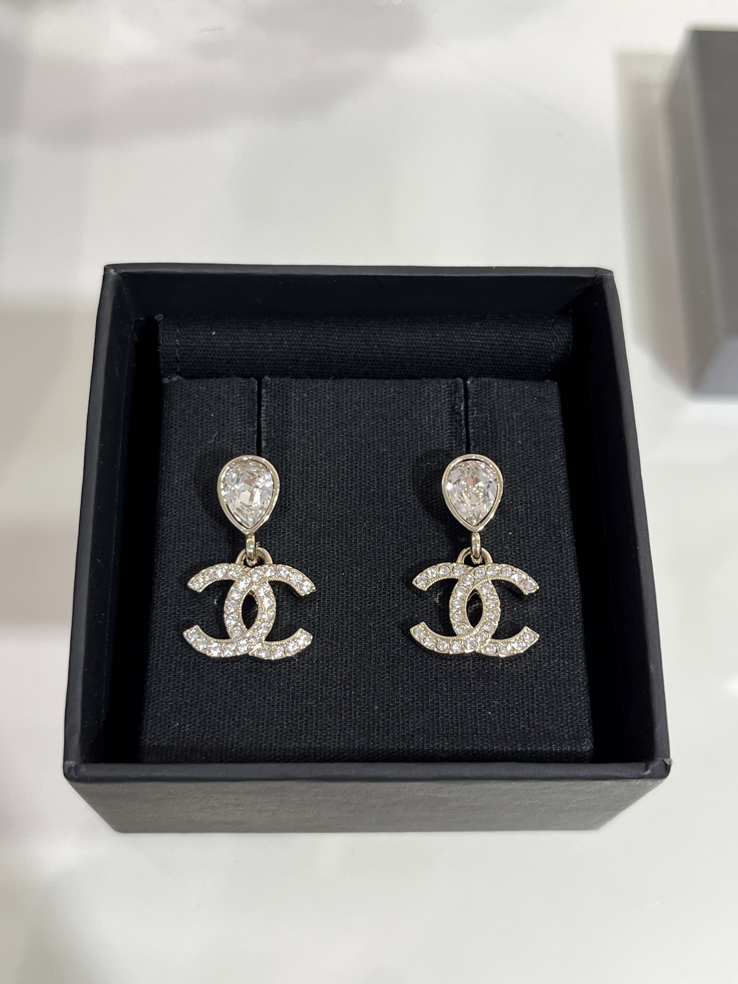 NO:765824,88180, today’s new earring style 25A new full diamond double C water drop diamond gold stud earrings, water drop diamond full cc, simple and very playful, this good-looking classic style is a must buy at first sight, suitable for daily commuting and dating, water drop diamonds are very shiny, yb same brass material Swarovski diamond earrings, earrings, Cartier high-end jewelry1986090988180,今日新品耳钉款 25A新款满钻双C水滴钻金色耳钉 水滴钻满钻cc 简约又很俏皮 一眼心动这种好看经典的款必买 日常通勤约会都很合适 水滴钻很闪 yb一样黄铜材质施华洛钻 耳钉耳环,,earrings,卡迪亚高端饰品,Jewelry