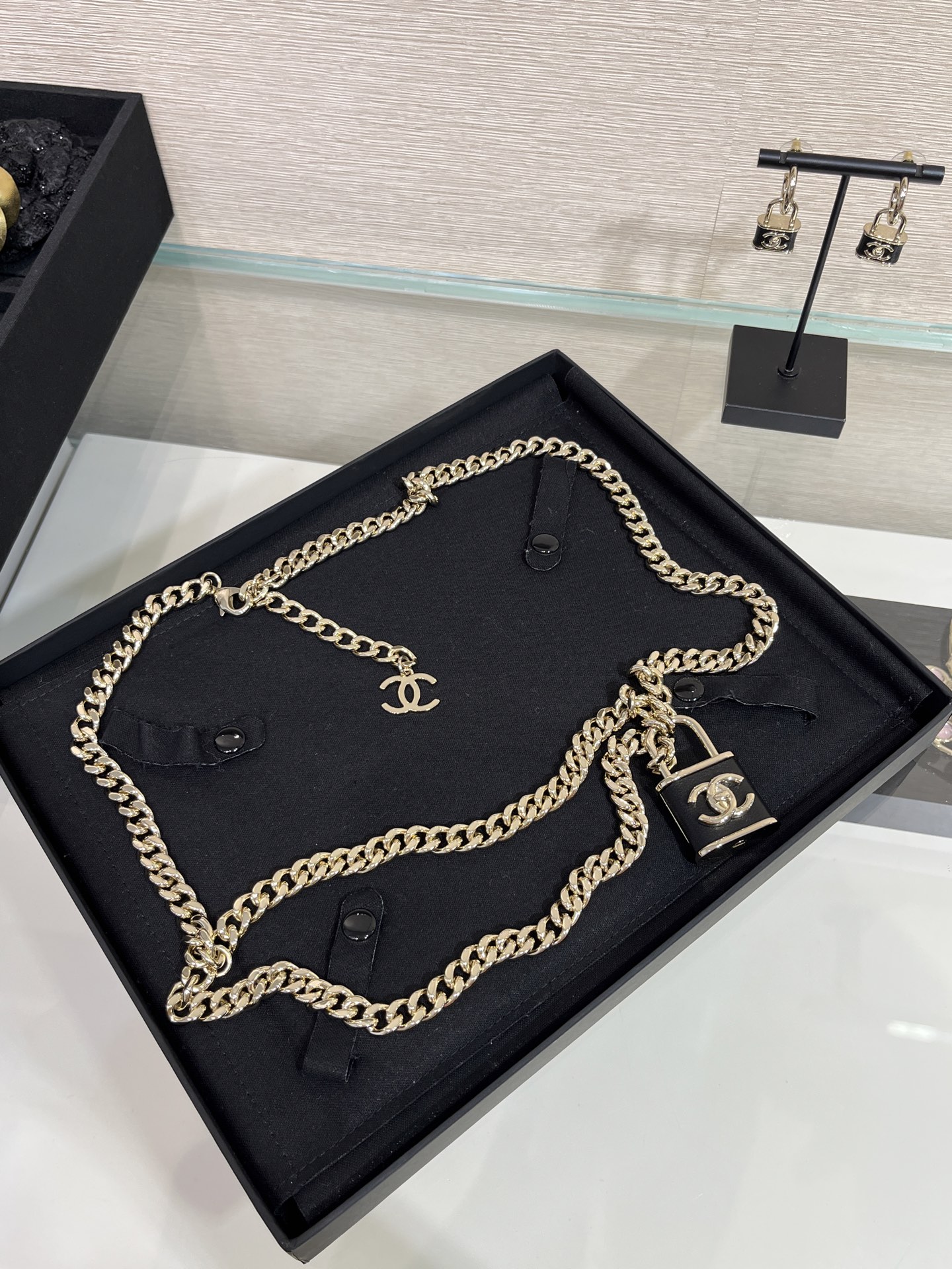 NO:634334,Today’s new product waist chain. 25A new black lambskin gold school bag buckle double C lock waist chain. The lambskin lock shape is cool and casual. Paired with a thick chain, the whole thing has a sense of weight. Wear it on the upper body to modify the proportion of the body. A must-have for advanced wear. The same material as yb, brass lambskin high-end handmade workshop series, sheepskin, Cartier high-end jewelry19860909今日新品腰链 . 25A新款黑色小羊皮金色书包扣双C锁头腰链 小羊皮锁头造型酷酷的又休闲 搭配粗链条一整个很有分量感 佩戴上身修饰身材比例 进阶穿搭必备 yb一样材质黄铜小羊皮高级手工坊系列,,sheepskin,卡迪亚高端饰品,Jewelry
