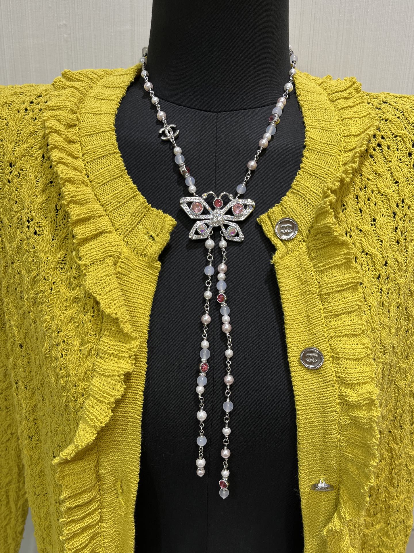 NO:634969,Today's new sweater chain 25A new silver full diamond double C pink butterfly tassel beaded sweater chain pink crystal butterfly pearl beads. Beautiful and a bit dreamy. Inspired by the national style elements Zhuang Zhou Mengdie's ultimate romance. The whole thing is full of fairy spirit. This season's hidden beauty model. YB same brass material custom crystal. Necklace with packaging box. High-end handmade workshop, sweaters, necklace, Cardia high-end jewelry.19860909今日新品毛衣链 25A新款银色满钻双C粉色蝴蝶流苏串珠毛衣链粉水晶蝴蝶珍珠串珠 美得有点梦幻 灵感来源于国风元素庄周梦蝶的极致浪漫 一整个就是仙气满满 本季隐藏美貌款 yb一样黄铜材质定制水晶 项链带包装盒高级手工坊,,sweaters,necklace,卡迪亚高端饰品,Jewelry