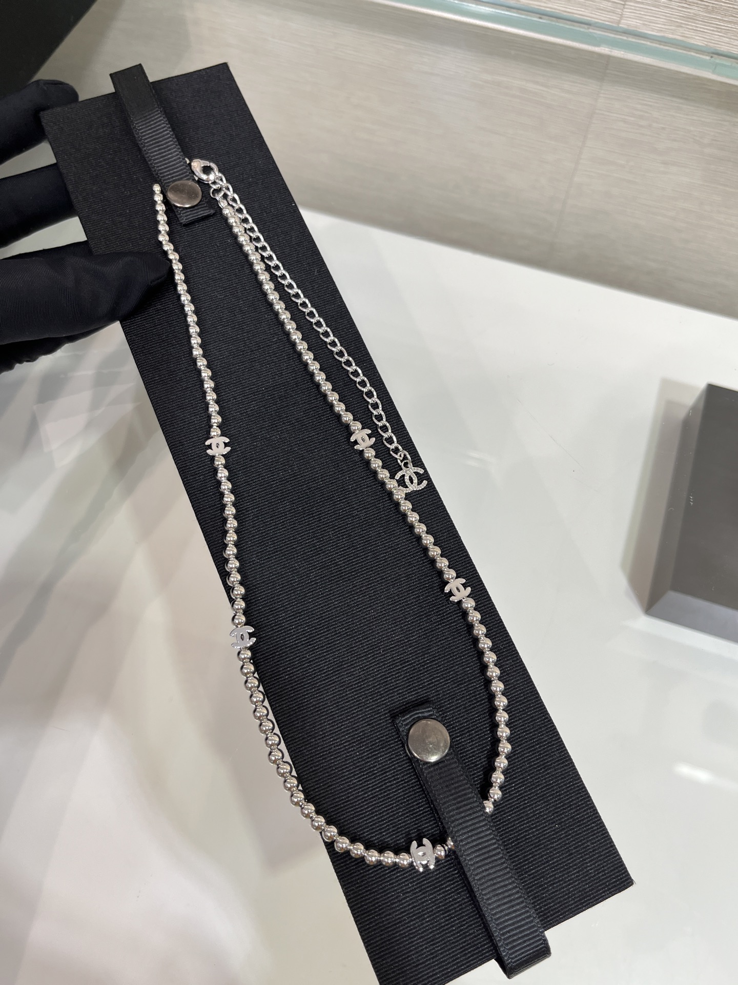 NO:634582,88220, Today’s new product is the king of stacking. The second-hand silver ball bead 5C necklace is the king of stacking!  The combination of beaded double C is simple and classic. It is very suitable for daily casual casual matching. It has a fashionable feel. It belongs to the series that you can’t go wrong with your eyes closed. It looks good when worn alone or stacked. It is made of the same brass material as yb, necklace, and Cartier high-end jewelry.1986090988220,今日新品叠戴王者  中古银色圆珠5C项链 叠戴王者！串珠双C的搭配简单经典 很适合日常随意休闲搭配 时髦感u 属于闭眼入不出错系列 单戴叠戴都好看 yb一样黄铜材质,,necklace,卡迪亚高端饰品,Jewelry