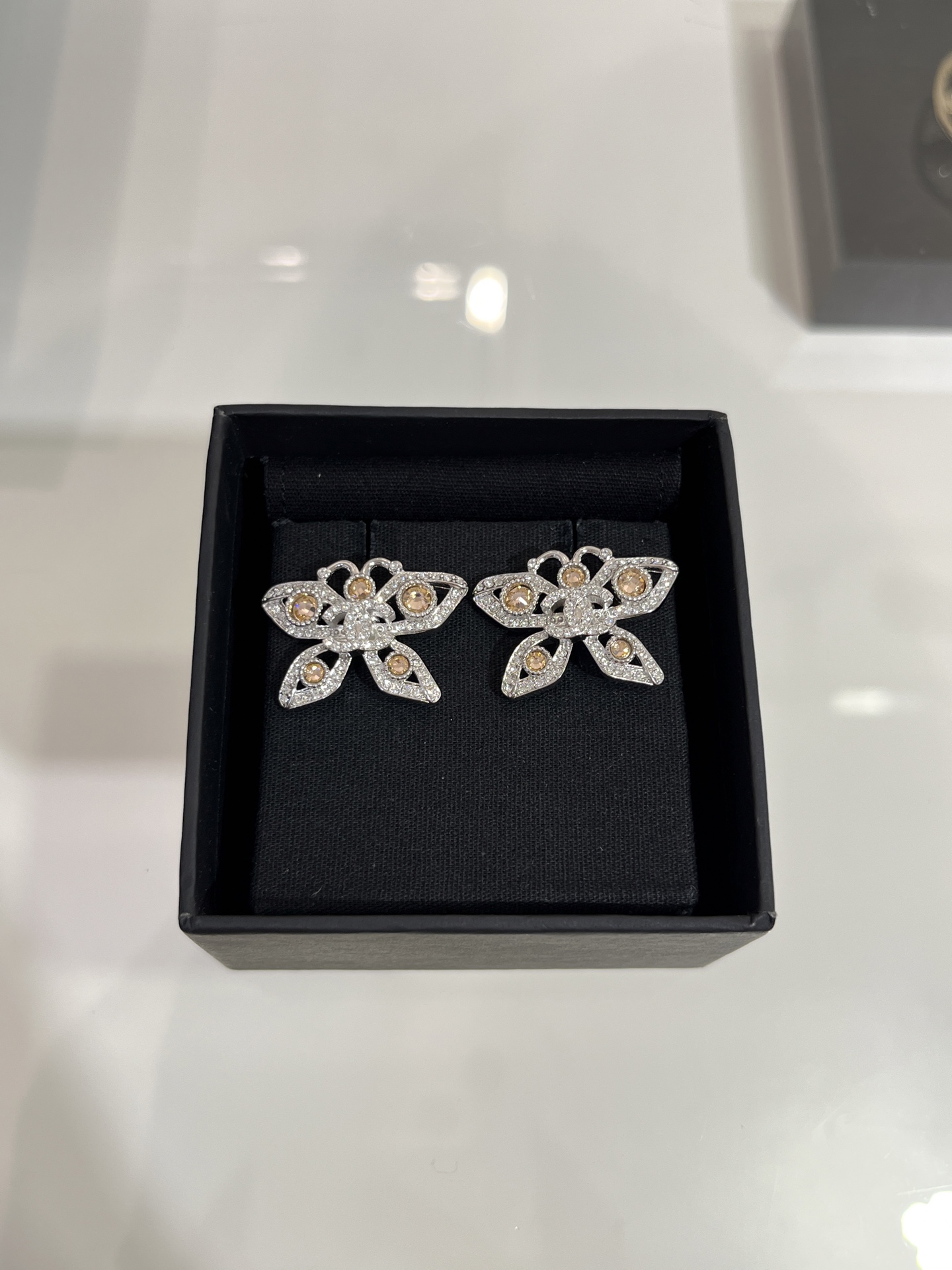 NO:634972,Today's new purchase is yb 25A new silver full diamond double C pink butterfly earrings. The small pink crystal butterfly is too sweet. It is so beautiful that it is a bit dreamy. Inspired by the Chinese style element Zhuang Zhou Mengdie's extreme romance. A different style experience. Recommended to buy. Purchased from yb custom made. Same brass material Swarovski diamond earrings earrings with packaging advanced handicraft workshop, earrings, Cardia high-end jewelry19860909今日新品购入yb 25A新款银色满钻双C粉色蝴蝶耳钉 粉水晶小蝴蝶太甜啦 美得有点梦幻 灵感来源于国风元素庄周梦蝶的极致浪漫 不一样的风格体验 推荐入手 购入yb定制 一样黄铜材质 施华洛钻 耳钉耳环带包装高级手工坊,,earrings,卡迪亚高端饰品,Jewelry