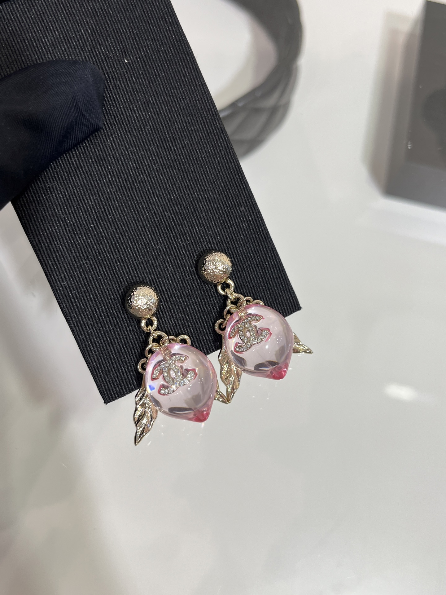 NO:634916,88240, today's new product Shoudao earrings 25A new gold full diamond double C pink crystal peach earrings. The pink crystal Xiaoshou peach color is so tender. It is watery, retro and elegant. The embellishment of gold leaves is a bit more smart. Shoudao has a good meaning. This one is highly recommended. It is made of the same brass material as yb, customized crystal resin, national style elements peach, earrings, Cartier high-end jewelry1986090988240,今日新品寿桃耳环 25A新款金色满钻双C粉色水晶桃子耳环 粉水晶小寿桃颜色简直太嫩啦 水灵灵的 复古兼具优雅 金叶子的点缀多了几分灵动 寿桃好寓意 这款很特别推荐入手 yb一样黄铜材质定制水晶 树脂 国风元素水蜜桃,,earrings,卡迪亚高端饰品,Jewelry