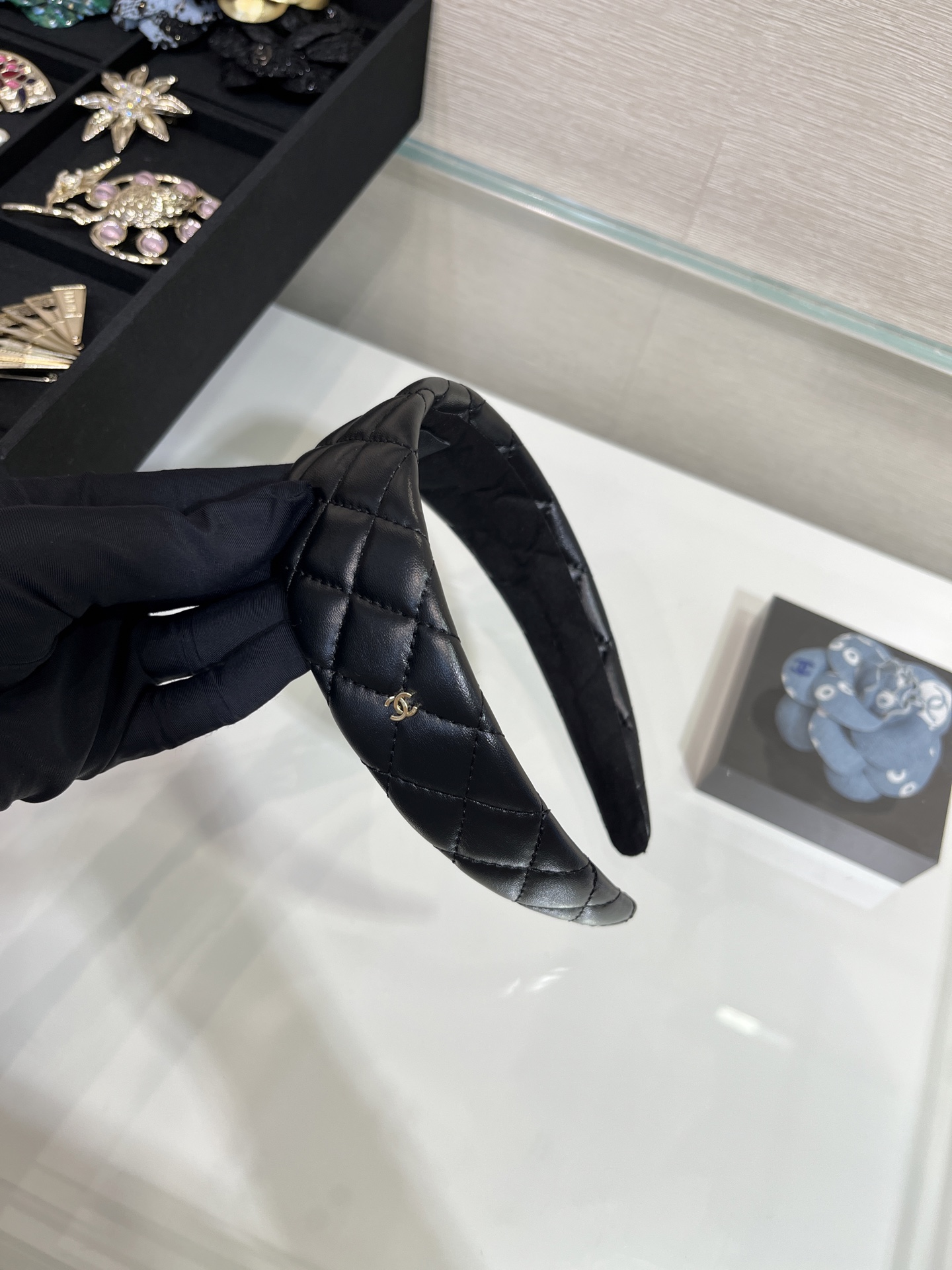 NO:635177,88190, arrived today. 25B hair accessories are new. The new mini double C black diamond leather headband. The black diamond leather + cc has a very small fragrance. The wide version design increases the top of the head to show the face. It is very high-end for daily wear. Sisters who know the goods come here in seconds, Cardia high-end jewelry.1986090988190,今日到货 25B发饰上新啦 新款mini双C黑色菱格纹皮革发箍 黑色菱格纹皮面+cc非常有小香气质 宽版设计 增高颅顶显脸小首选 日常佩戴非常显高级 懂货姐妹来秒,,卡迪亚高端饰品,Jewelry