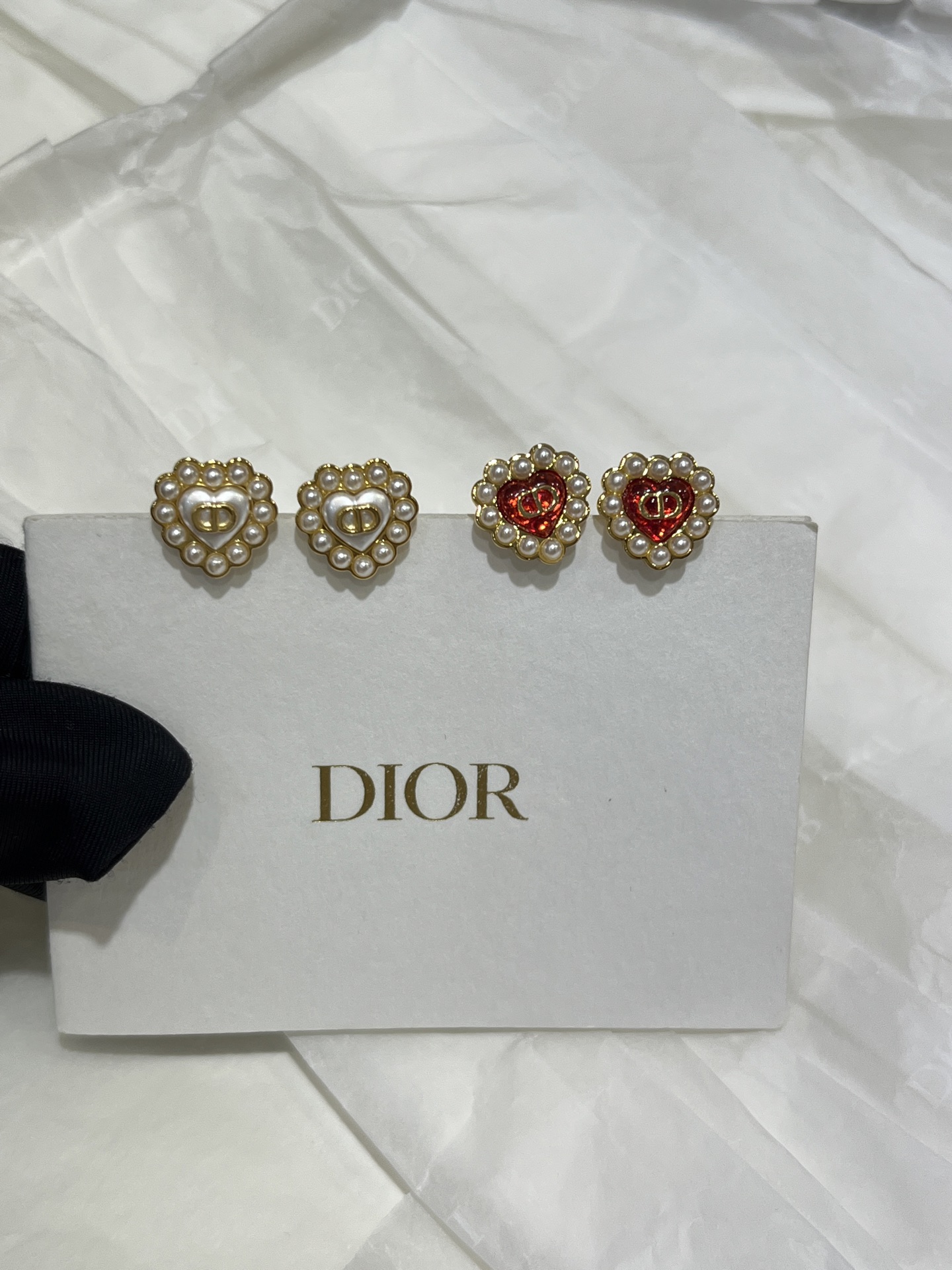 NO:634808,88160, arrived today to buy yb Chinese Valentine's Day limited edition. 25 years new gold CD love button pearl earrings. Super cute mini little love. Round and full, very cute. A full circle of millet beads on the outside looks exquisite and high-end. The size is very versatile for daily use. It is not picky at all. The same brass material as yb. Customized resin. Red and white. Top version, Cardia high-end jewelry.1986090988160,今日到货购入yb 七夕限定 . 25年新款金色CD爱心纽扣珍珠耳钉 超级乖的mini小爱心 圆润饱满很讨喜 外镶一整圈的小米珠显得精致又高级 尺寸非常日常百搭 完完全全不挑人 yb一样黄铜材质 定制树脂 红色白色 顶级版本,,卡迪亚高端饰品,Jewelry