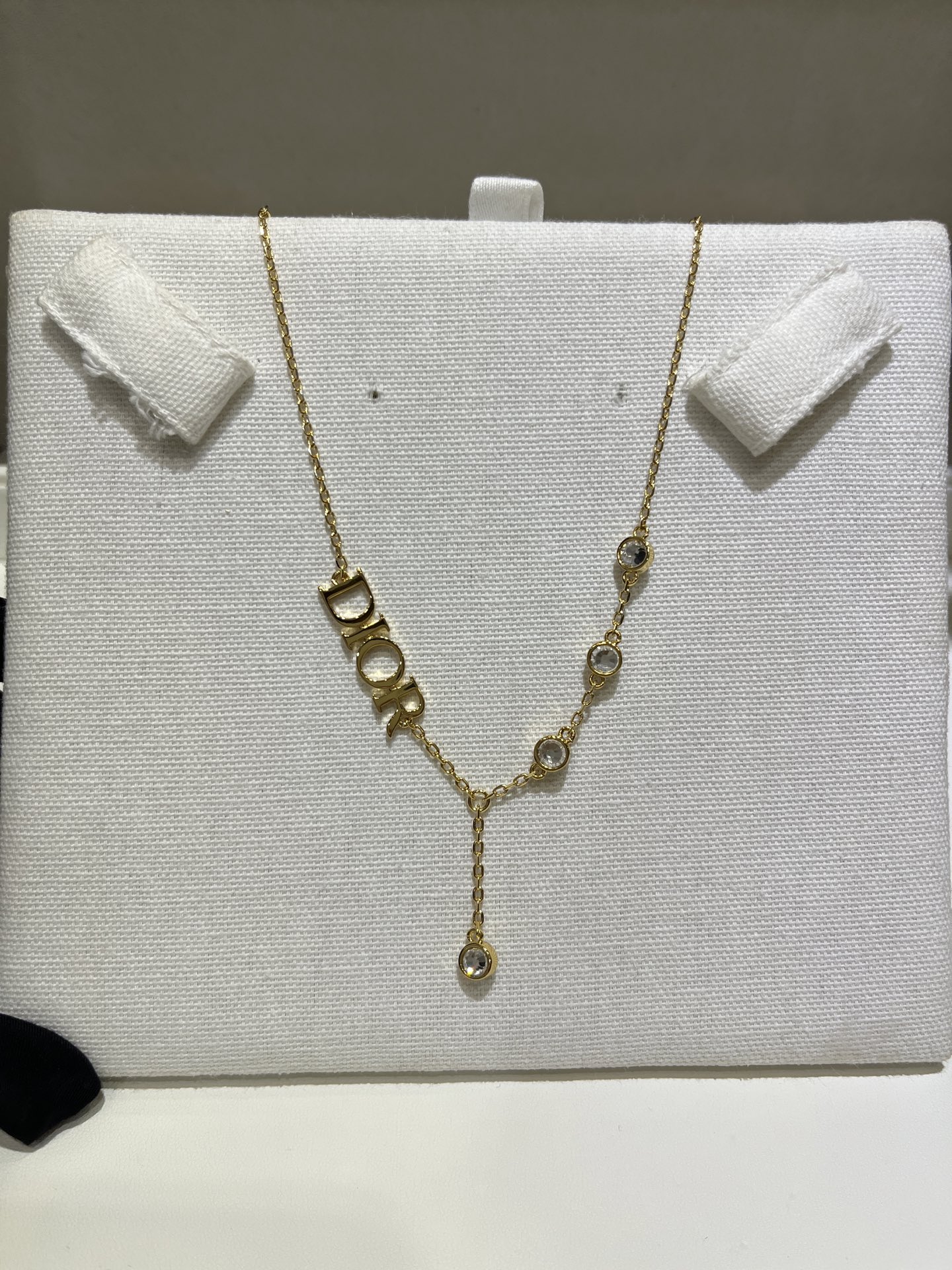 NO:635500,88200. Necklace arrived today. 25 years new gold letter rhinestone Y chain necklace. Gold letter1986090988200.今日到货项链 25年新款金色字母水钻Y字链项链 金色字母x小钻Y字链 上身很显脸小 简简单单 细节处尽显贵气优雅 施华洛水晶超级闪肉眼可见的质感 yb一样黄铜材质 施华洛钻顶级版本,,necklace,卡迪亚高端饰品,Jewelry