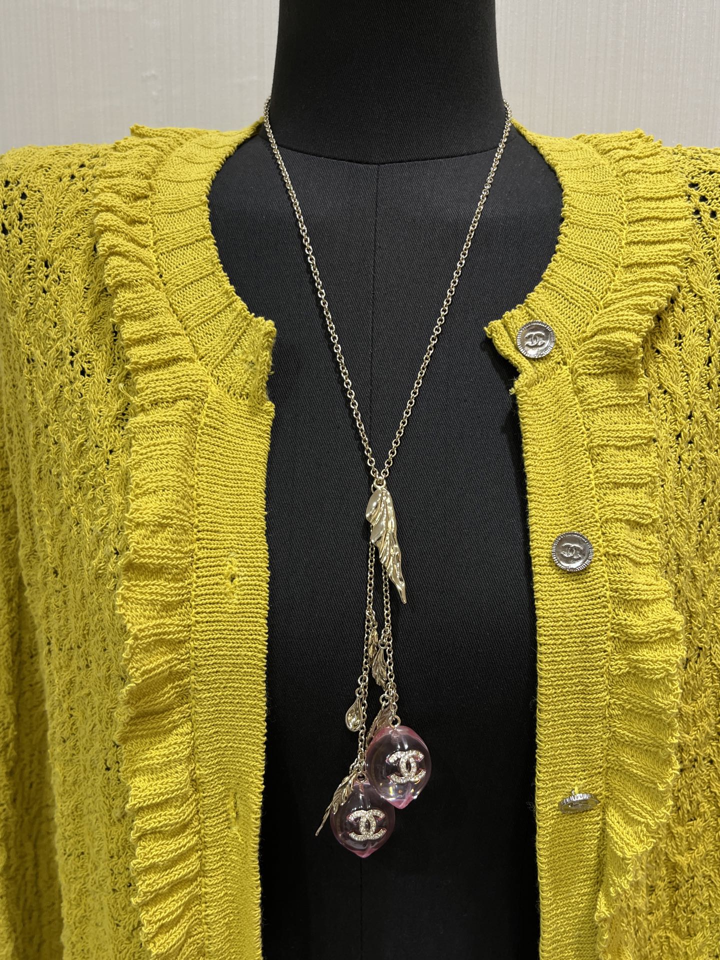 NO:634910,Today's new product Shoudao double pendant necklace * 25A new gold full diamond double C pink crystal peach double pendant necklace. The color of Xiaoshou peach with Chinese style elements is too tender. It is watery, retro and elegant. The embellishment of gold leaves is a bit more smart. The double pendant design is full of drape. A must-have for slimming. YB-like brass material customized crystal resin. Peach necklace with packaging box. High-end handicraft workshop, necklace, Cartier high-end jewelry.19860909今日新品寿桃双吊坠项链 * 25A新款金色满钻双C粉色水晶桃子双吊坠项链 国风元素小寿桃颜色太嫩啦 水灵灵的 复古兼具优雅 金叶子的点缀多了几分灵动 双吊坠设计垂坠感十足 显瘦穿搭必备 yb一样黄铜材质定制水晶 树脂 水蜜桃项链带包装盒高级手工坊,,necklace,卡迪亚高端饰品,Jewelry