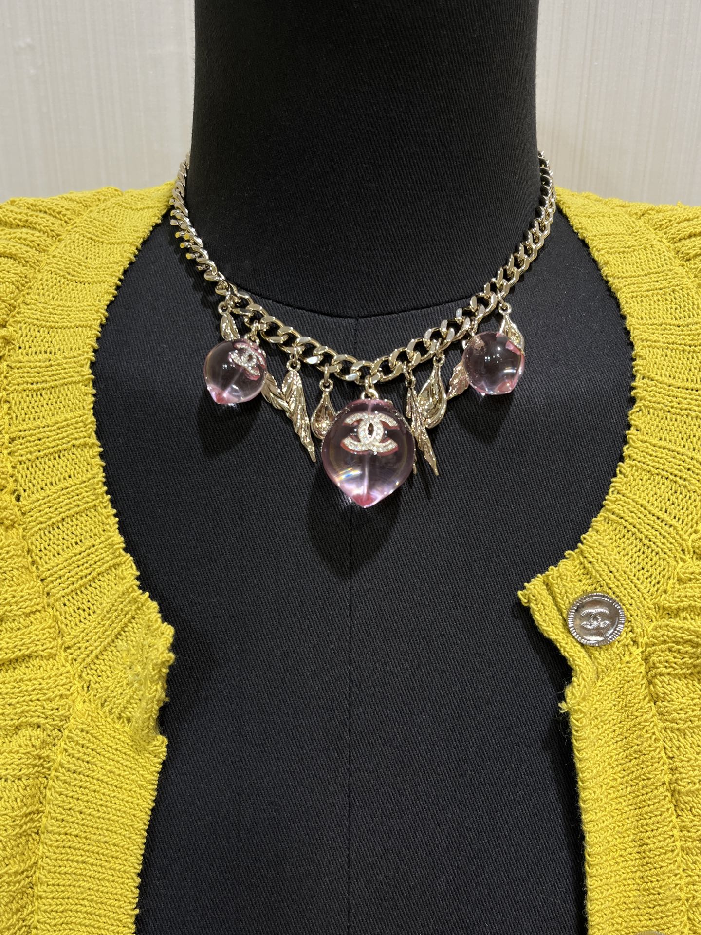 NO:634913,88280 Today's new product Shoudao Necklace * 25A new gold full diamond double C pink crystal peach multi-pendant necklace. The color of Xiaoshou Tao with Chinese style elements is too tender. It is watery, retro and elegant. The gold leaf embellishment is a bit more smart. It has the taste of a big beauty when worn on the upper body. Gorgeous and cute. YB-like brass material customized crystal resin. Peach necklace with packaging box. Advanced handicraft workshop, necklace, Cardia high-end jewelry.1986090988280 今日新品寿桃项链 * 25A新款金色满钻双C粉色水晶桃子多吊坠项链 国风元素小寿桃颜色太嫩啦 水灵灵的 复古兼具优雅 金叶子的点缀多了几分灵动 佩戴上身很有大美女的味道 华丽又可爱 yb一样黄铜材质定制水晶 树脂 水蜜桃项链带包装盒高级手工坊,,necklace,卡迪亚高端饰品,Jewelry