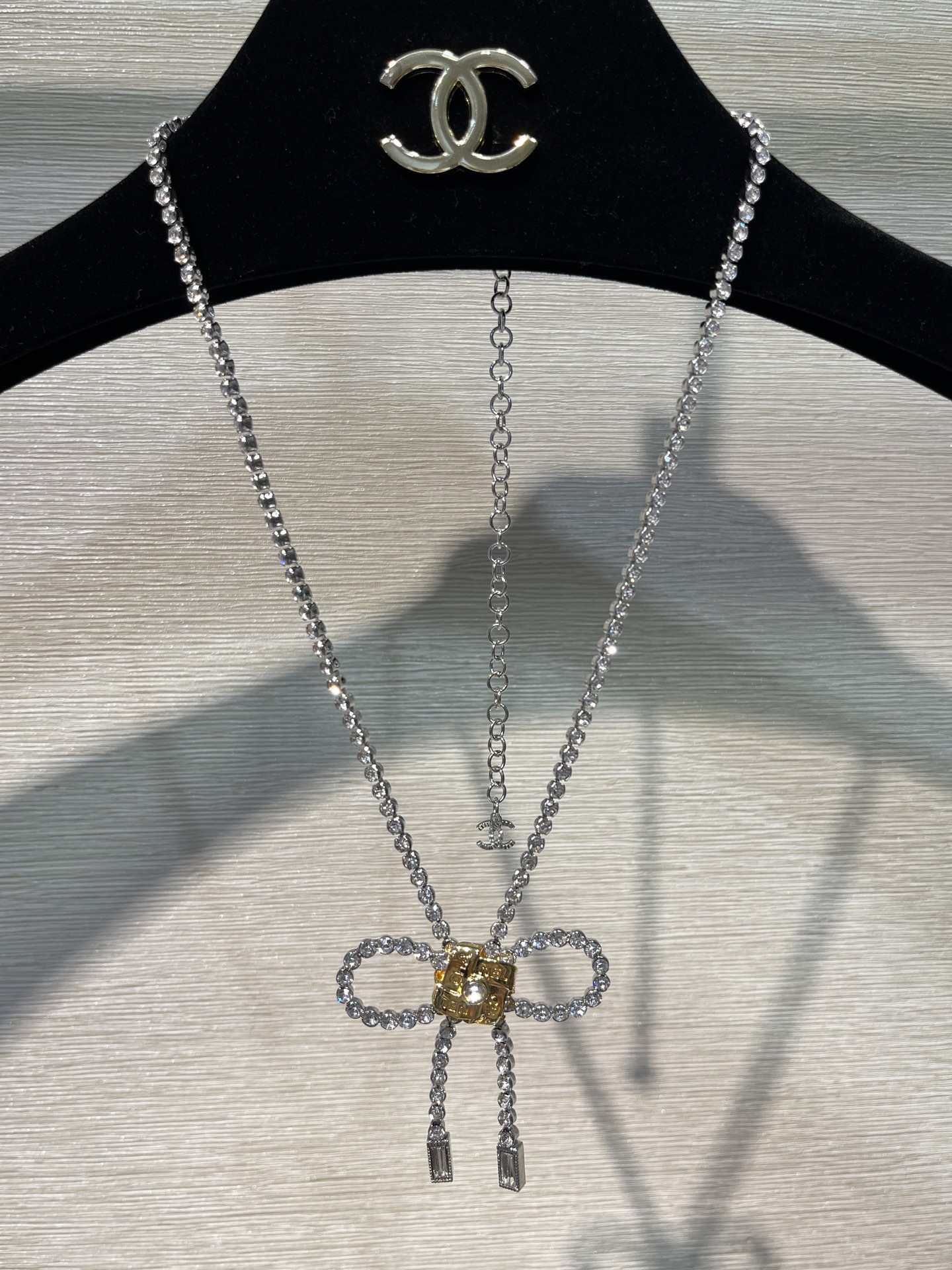 NO:634326,Today’s new arrivals, palace-style heavy industry models * 25A new golden letter Chinese knot crystal bow diamond necklace. Chinese knot woven with metal letter ribbons, matched with diamond bow knot. Exquisite and gorgeous, with a high beaded feel. The Chinese knot means good luck, beautiful and good mood. Brass material like yb. Customized crystal. Advanced handicraft workshop, necklace, Cardia high-end jewelry.19860909今日新品宫廷风重工款 * 25A新款金色字母中国结水晶蝴蝶结排钻项链 金属字母丝带编织而成的中国结 搭配排钻蝴蝶结 精致华丽非常有高珠感 中国结寓意带来好运,漂亮好心情 yb一样黄铜材质 定制水晶 高级手工坊,,necklace,卡迪亚高端饰品,Jewelry