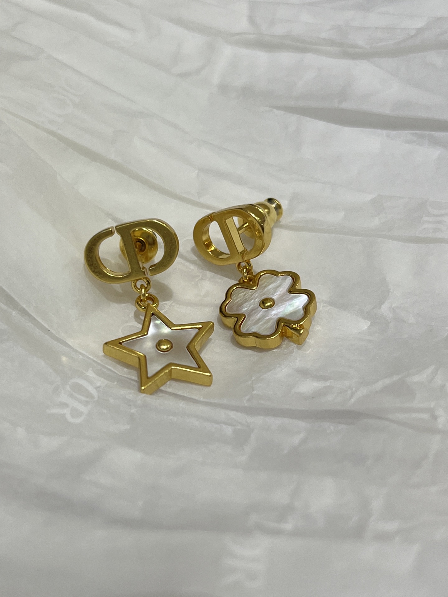NO:634384,88160, today’s new product purchase yb. 25 years new gold CD white mother-of-pearl four-leaf clover star earrings. The white mother-of-pearl is warm and delicate, with a faint luster. It is simply too exquisite. The asymmetric design is very smart and cute. The size is very versatile for daily use. It is not picky at all, Cardia high-end jewelry1986090988160,今日新品购入yb . 25年新款金色CD白贝母四叶草星星耳钉 白贝母温润细腻 泛着淡淡的光泽感 简直太精致啦 不对称设计很灵动可爱 尺寸非常日常百搭 完完全全不挑人,,卡迪亚高端饰品,Jewelry