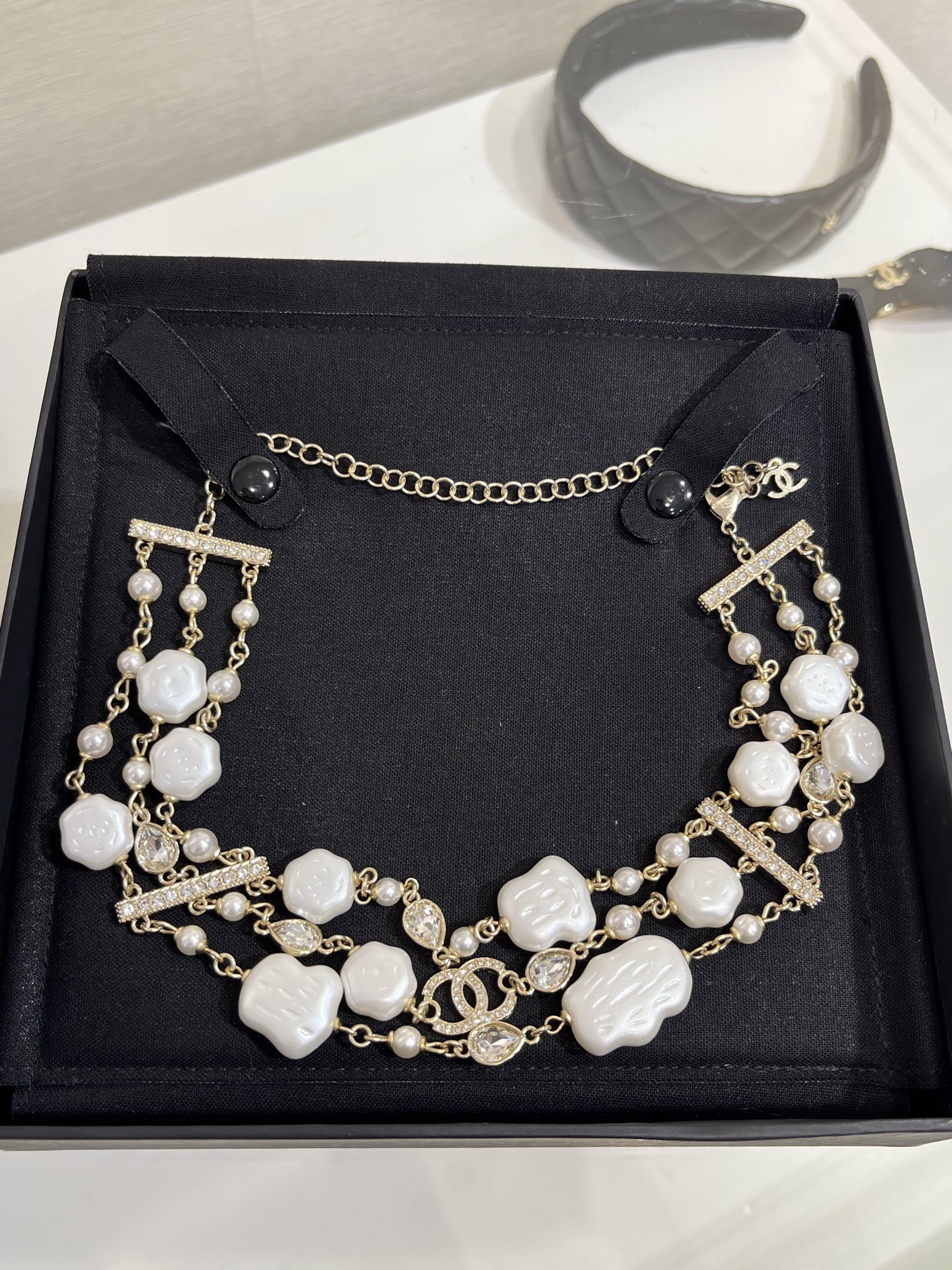 NO:634331,Today's new product is a short choker. 25A new gold full diamond double C water drop diamond cloud three-layer necklace. Inspired by traditional Chinese elements - Xiangyun. I like this unique design and cute little item. The choker is very gorgeous, heavy and has a sense of presence. It is made of the same brass material as yb. Customized crystal. Advanced handmade workshop series, necklace, Cartier high-end jewelry.19860909今日新品短款choker . 25A新款金色满钻双C水滴钻云朵三层项链 灵感来源于中国传统元素——祥云 喜欢这种有独特设计感又可可爱爱的小物品choker非常华丽重很有存在感 yb一样黄铜材质 定制水晶 高级手工坊系列,,necklace,卡迪亚高端饰品,Jewelry