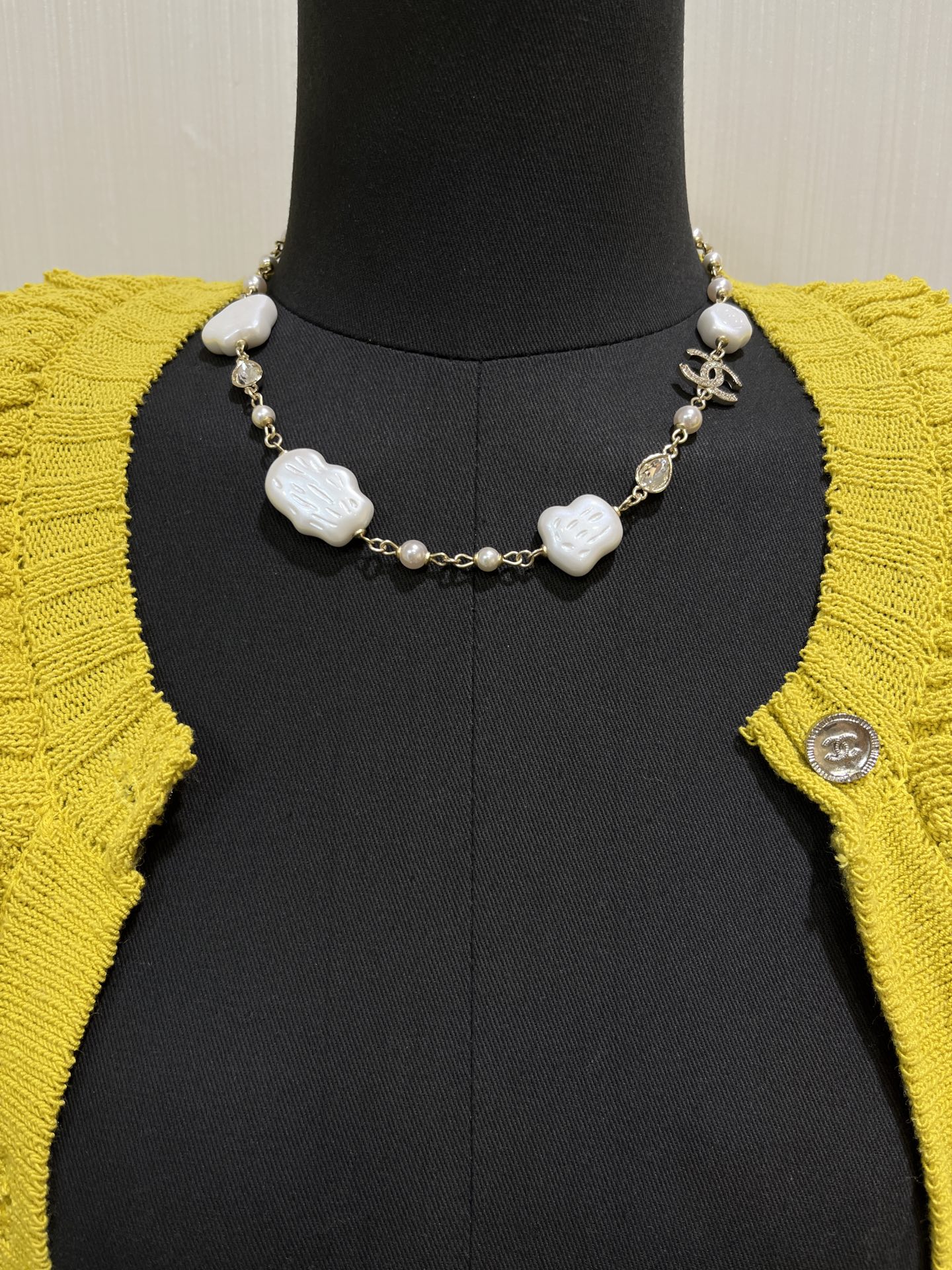 NO:634313,Short choker. 25A new gold full diamond double C water drop diamond cloud necklace. Inspired by traditional Chinese elements - auspicious clouds. It is very dreamy. It sparkles so beautifully with water drop diamonds. I like this unique design and cute little item. Made of the same brass material as yb. Customized crystal. High-end handmade workshop series, necklace, Cartier high-end jewelry.19860909短款choker . 25A新款金色满钻双C水滴钻云朵项链 灵感来源于中国传统元素——祥云 非常的梦幻 搭配水滴钻闪闪的太漂亮啦 喜欢这种有独特设计感又可可爱爱的小物品 yb一样黄铜材质 定制水晶 高级手工坊系列,,necklace,卡迪亚高端饰品,Jewelry