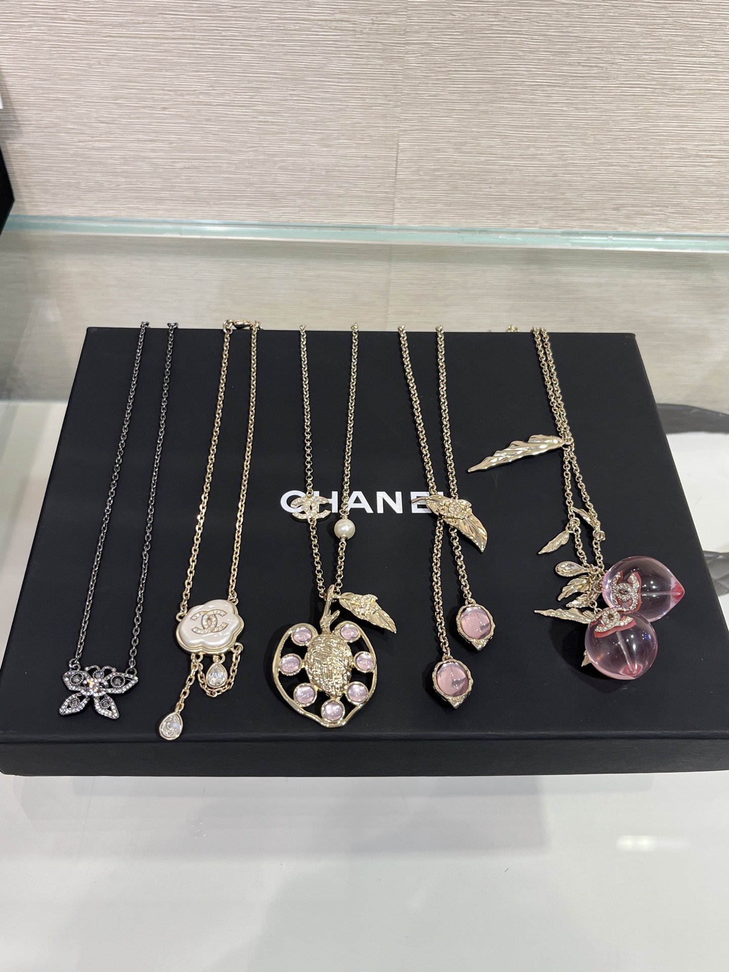 Elegante Colección de Collares Chanel 25A: Diseño Exclusivo y Sofisticado