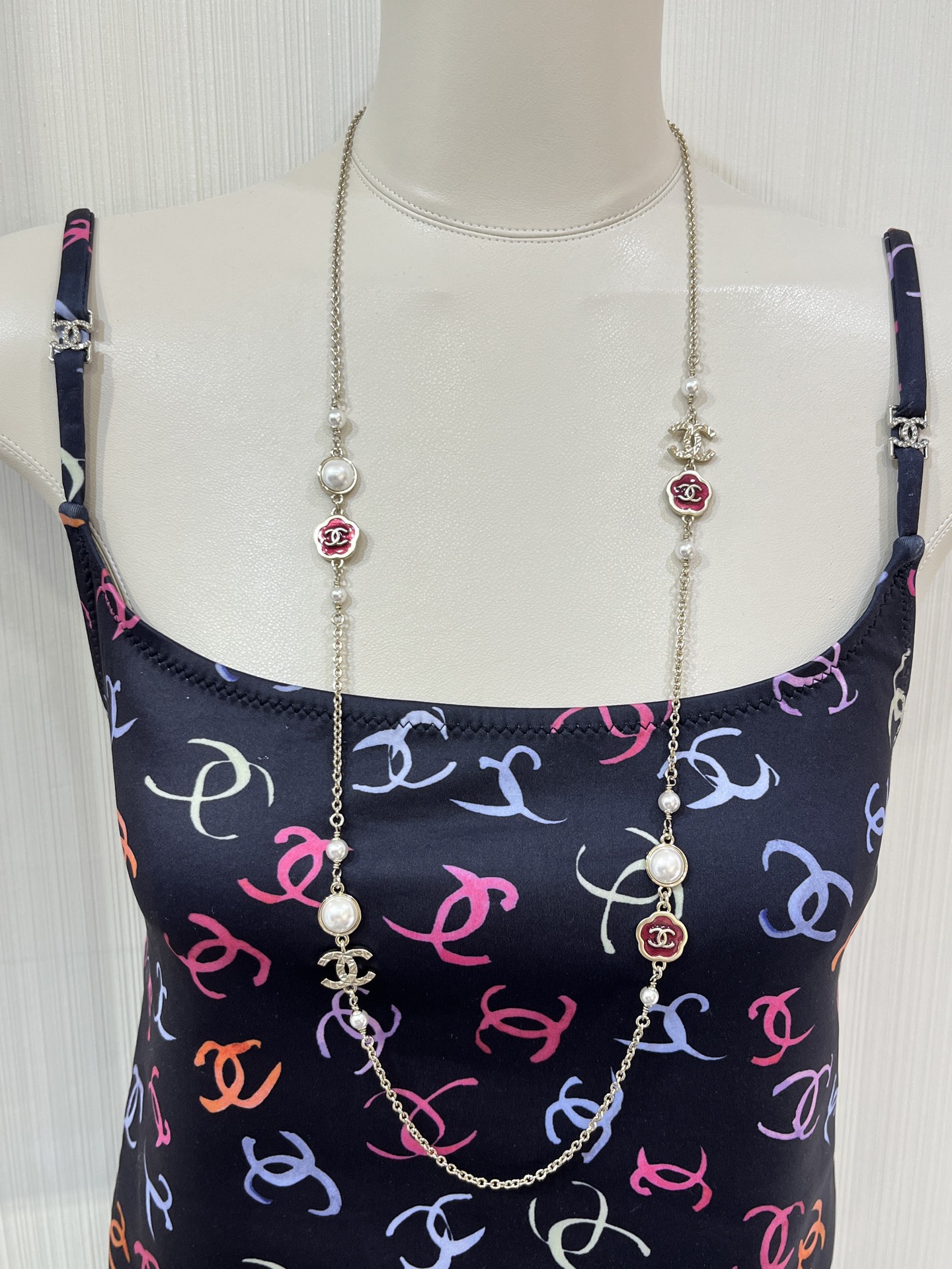 NO:710689,88280 arrived today, the same style as Shan Yichun. 25A new gold double C red enamel peony flower pearl sweater chain. The combination of matte matte gold edge and fine sparkling red enamel is a retro and elegant Chinese style rich flower that is also super flattering to the skin tone. The necklace looks good and elegant when worn in single or double layers. It is made of the same brass material as yb. Enamel craftsmanship. Customized pearls.  Small red flower long necklace advanced handicraft workshop, sweaters, necklace, Cartier high-end jewelry1986090988280今日到货单依纯同款 . 25A新款金色双C红色珐琅牡丹花朵珍珠毛衣链 磨砂哑光金边细闪红色珐琅的搭配 是复古典雅还超级衬肤色的国风富贵花 项链单层或双层佩戴都好看很显气质 yb一样黄铜材质 珐琅工艺 定制珍珠 小红花长款项链高级手工坊,,sweaters,necklace,卡迪亚高端饰品,Jewelry