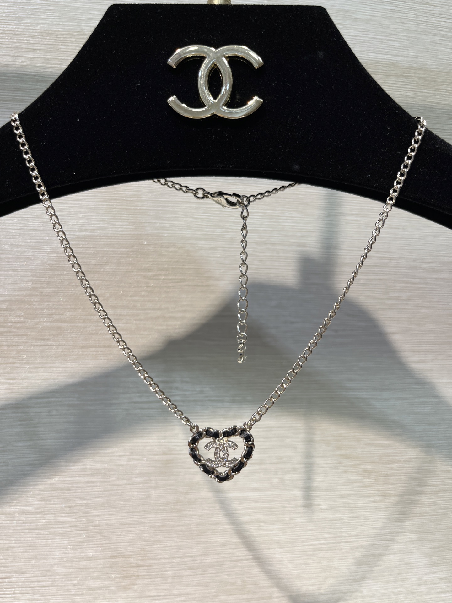 NO:722499,25B’s new gold full diamond double C hollow love necklace. The leather chain element love heart is so classic. It’s sweet and cool. It’s very beautiful for daily commuting and is versatile enough to not be left idle!  ,Chanel necklace,chanel,necklace1986090925B新款金色满钻双C镂空爱心项链 皮穿链元素爱心太经典啦可甜可酷 日常通勤超好看足够百搭不容易闲置！,香奈儿项链,chanel,necklace,Jewelry