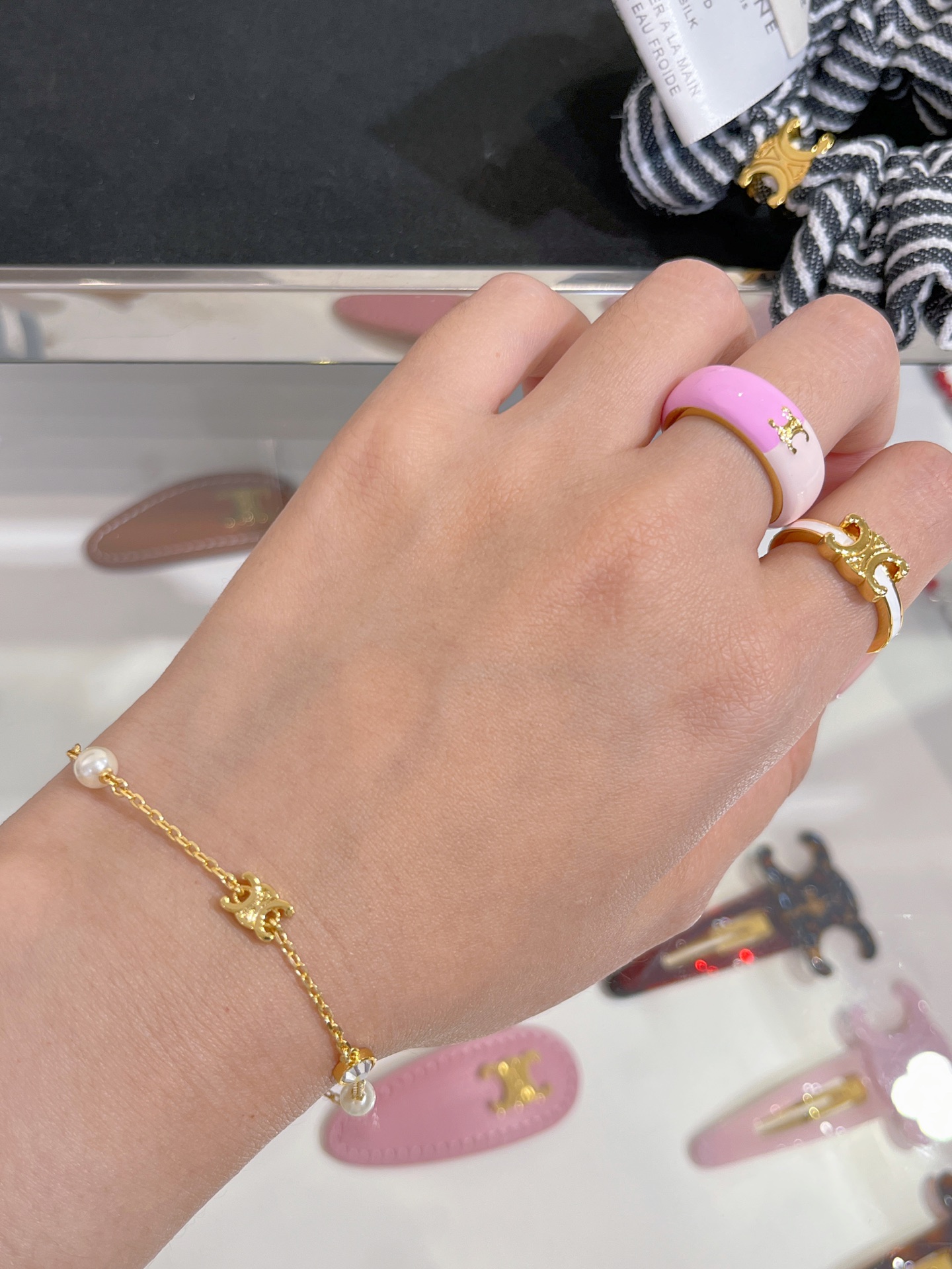 NO:634501,88180, today’s new bracelet, 25 years new golden Arc de Triomphe pearl crystal bracelet, pearls + rhinestones + Arc de Triomphe, embellished with thin chain body, completely in line with my aesthetic point, it looks so good when worn, super versatile, just buy it. Brass material like yb, Swarovski diamonds, customized pearls, Swarovski crystal, bracelet, Cartier high-end jewelry1986090988180,今日新品手链 25年新款金色凯旋门珍珠水晶手链 珍珠+水钻+凯旋门 点缀细细的链身 完全长在我的审美点上 佩戴上手太好看了 超级百搭买就对啦 yb一样黄铜材质 施华洛钻 定制珍珠 施华洛水晶,,bracelet,卡迪亚高端饰品,Jewelry