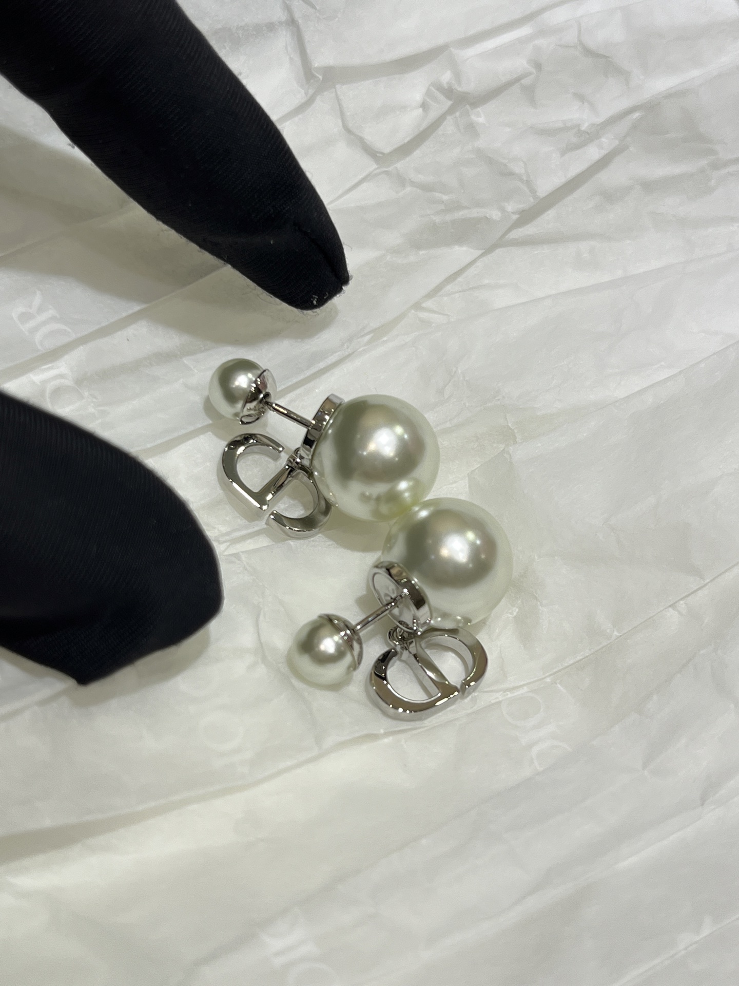 NO:635542,88170 arrived today in silver. The top version. The 25-year new silver small CD metal pearl double ball earrings. The CD letters are so recognizable. A little smaller than the classic style. The simple design has smooth lines and tests the craftsmanship. It matches the classic double ball style. The upper ear is very gold-like. The same brass material as yb. Customized pearls. Gentle and versatile, earrings, Cardia high-end jewelry.1986090988170今日到货银色 顶级版本 25年新款银色小号CD金属珍珠双球耳环 CD字母太有辨识度啦 比经典款小一点 简约设计线条流畅,很考验工艺 搭配经典双球款式 上耳非常有千金感 yb一样黄铜材质 定制珍珠 温柔百搭,,earrings,卡迪亚高端饰品,Jewelry