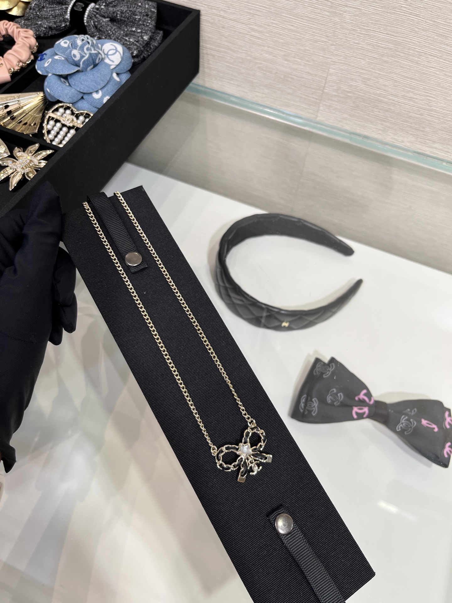 NO:857666,25B new golden double C pendant leather chain bow necklace leather chain bow five-pointed star crystal cc pendant. The details are so exquisite. Wearing it on the upper body is full of noble girly feeling, Chanel necklace, chanel, necklace1986090925B新款金色双C吊坠皮穿链蝴蝶结项链 皮穿链蝴蝶结五角星水晶cc吊坠 细节太精致了 佩戴上身满满的贵气少女感,香奈儿项链,chanel,necklace,Jewelry
