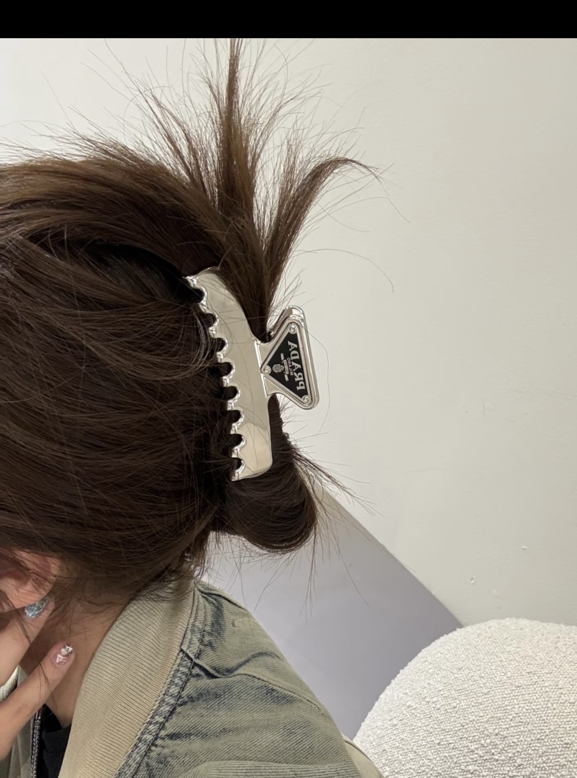 NO:634561,88200. Today’s new product has finally been shipped. The new classic black triangular logo hairpin and large gripping clip have finally been shipped. The metal texture of the shark clip is awesome. It is also very photogenic and has a cool feeling. The shark clip is really good-looking and practical. It is recommended to be a must-have. Shark clip is a must-have for hot girls in school who are white and rich in summer, hairpins, and high-end Cardia accessories.1986090988200.今日新品终于出货啦 新款经典黑色三角标发夹大号抓夹 终于出货啦鲨鱼夹金属质感超赞 拍照也太上镜啦自带酷炫感 鲨鱼夹真的好看又实用 推荐人手必备 校花辣妹白富美夏日必备鲨鱼夹,,hairpins,卡迪亚高端饰品,Jewelry