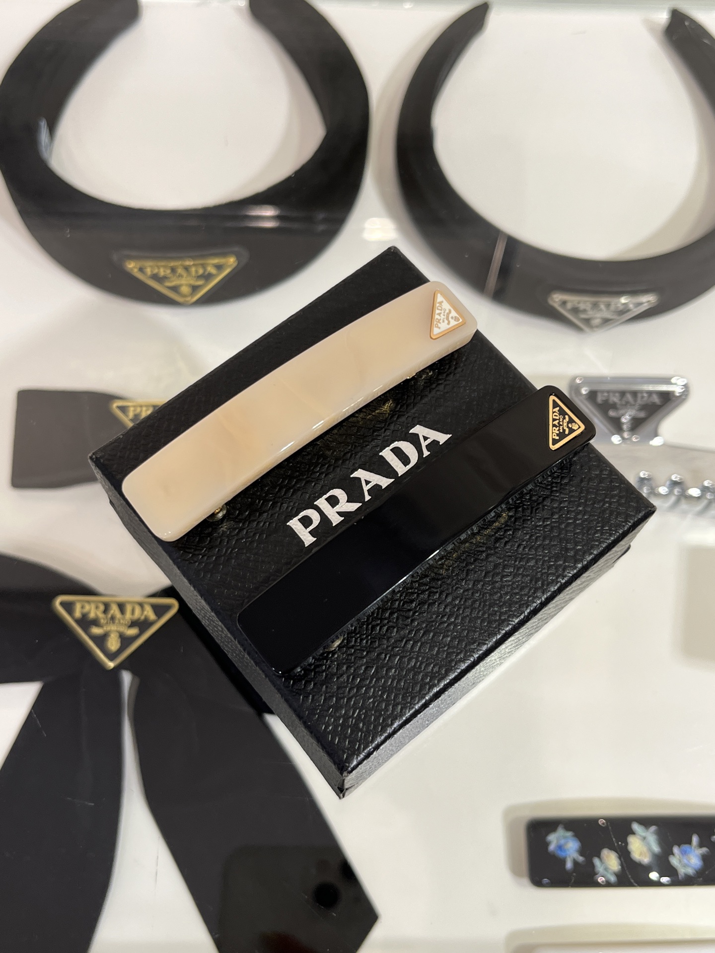 NO:857182,Arrival today. Available in two colors: 88160. 25-year-old new style gold letter oil dripping triangular logo acrylic spring clip hairpin. Black and beige, super versatile for daily use. The bangs clip is very cool and stylish. Simple and neat with a sense of sophistication. y2k hot girl school belle Bai Fumei equipment. Buy it and earn money. yb consistent brass material (the enamel material is special and not perfect), hairpins, Cardia high-end jewelry19860909今日到货两色可选88160 25年新款金色字母滴油三角标亚克力弹簧夹发夹 日常超百搭的黑色和米色 夹刘海很出片 很酷很有品 简约利落又带着精致感 y2k辣妹校花白富美装备 买到赚到 yb一致黄铜材质（珐琅材质特殊无完美）,,hairpins,卡迪亚高端饰品,Jewelry