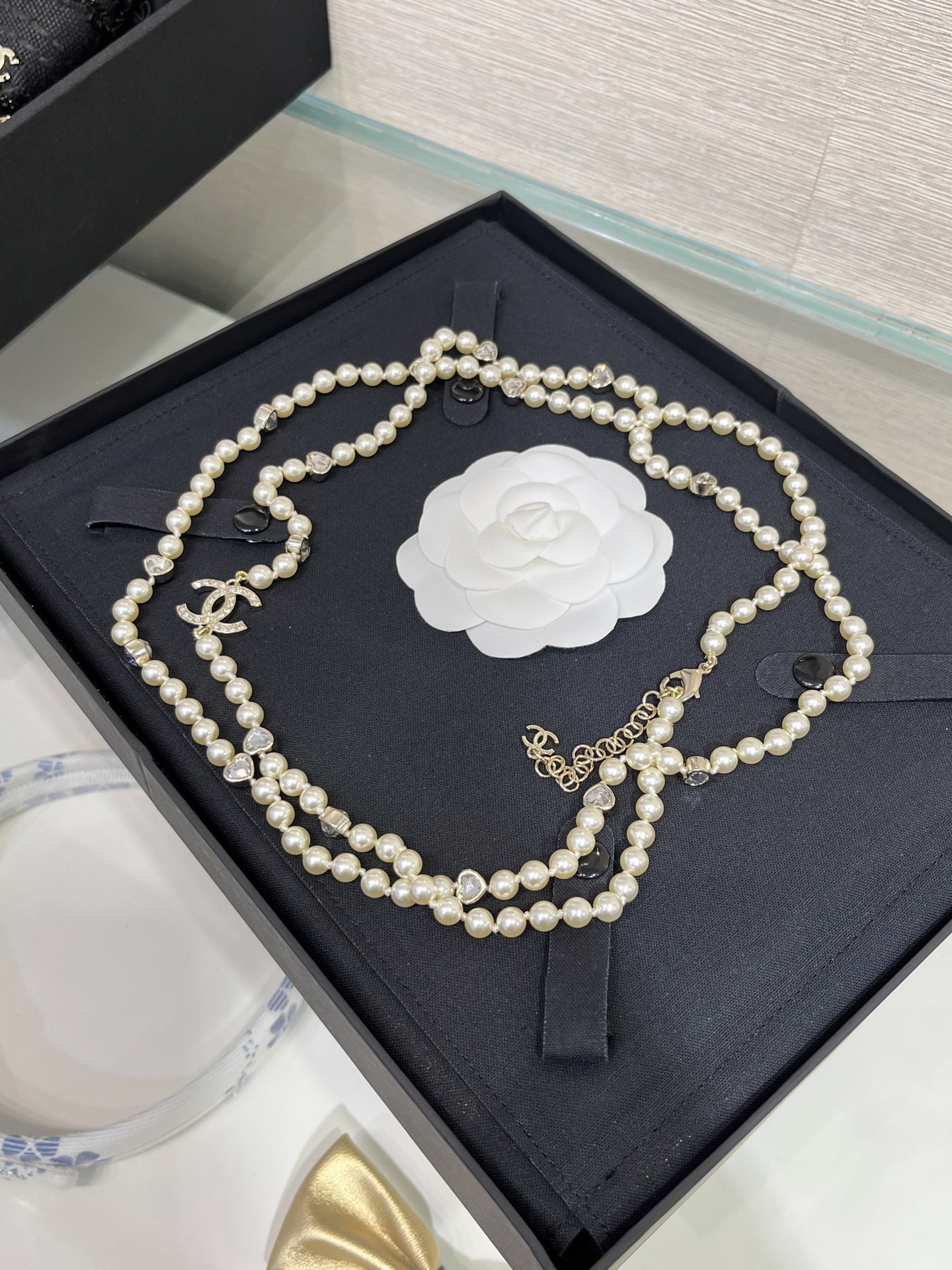 NO:635862,88300, the sweater chain arrived today. 25B new love diamond full diamond double C pearl long necklace. Length size - 105cm adjustment. The mini love diamond is matched with the classic pearl elements of Xiaoxiang family. It is exactly the standard upper body of the little princess and has a super flattering temperament. Whether it is worn in a single layer or wrapped in double layers, it looks good and versatile. The same brass material as yb. Customized crystal. Customized pearls. Light gold, top version, chanel, sweaters, necklace, Cardia high-end jewelry.1986090988300,今日到货毛衣链 25B新款爱心钻满钻双C珍珠长款项链 长度尺寸-105cm调节 mini爱心钻搭配小香家的经典珍珠元素 完全就是小公主标配上身超衬气质 不管是单层佩戴还是绕双层都很好看百搭 yb一样黄铜材质 定制水晶 定制珍珠 浅金色,顶级版本,,chanel,sweaters,necklace,卡迪亚高端饰品,Jewelry