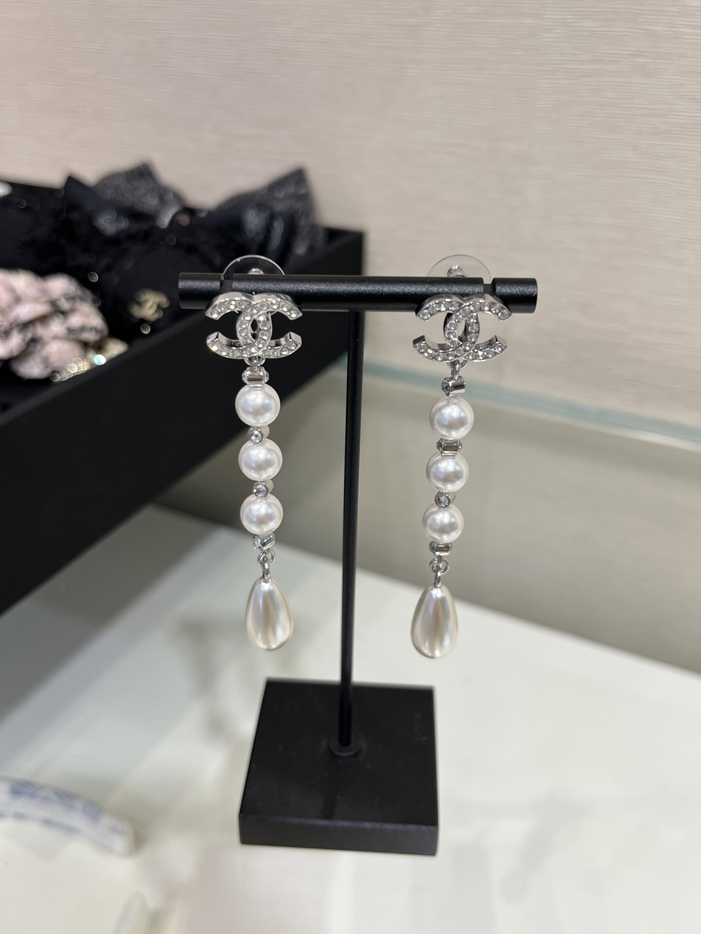 NO:635349,Today’s new product is long earrings. 25B new silver full diamond double C water drop pearl earrings. There are crystals between pearls. Gentle and elegant. The long design makes the face smaller. Super good-looking with small skirts for daily use~ The same brass material as yb. Customized crystal pearls, skirts, earrings, Cardia high-end jewelry19860909今日新品长款耳环 . 25B新款银色满钻双C水滴珍珠耳钉 珍珠与珍珠之间隔着水晶 温柔优雅 长款设计显脸小 日常搭小裙子超级好看～ yb一样黄铜材质 定制水晶 珍珠,,skirts,earrings,卡迪亚高端饰品,Jewelry
