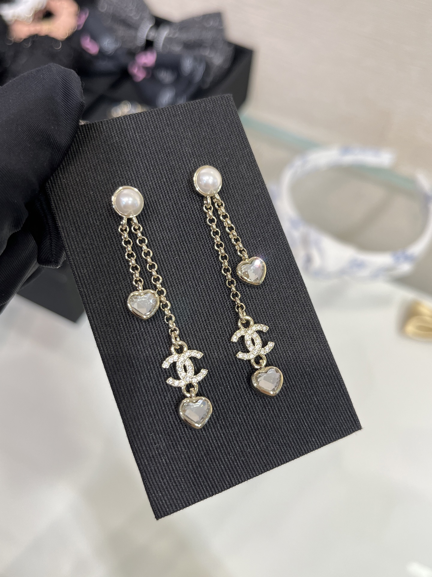 NO:634661,88200 Today's new product Swarovski crystal.l 25B new light gold full diamond double C love diamond crystal long earrings. The double chain tassel design of the classic double C love diamond. Wearing the upper ear is very fairylike. It is cute and noble with daily skirts. You can't go wrong with your eyes closed. The same brass material as yb. Swarovski diamond. Customized pearl crystal. Ear stud earrings with picture box. Top version, skirts, earrings, Cardia high-end jewelry.1986090988200 今日新品施华洛水晶 .l 25B新款浅金色满钻双C爱心钻水晶长款耳环 经典双C爱心钻的双链条流苏设计 佩戴上耳闪闪的很仙女气质 日常搭配裙子又乖又贵气 闭眼入不出错 yb一样黄铜材质 施华洛钻 定制珍珠水晶 耳钉耳环带图片包装盒顶级版本,,skirts,earrings,卡迪亚高端饰品,Jewelry