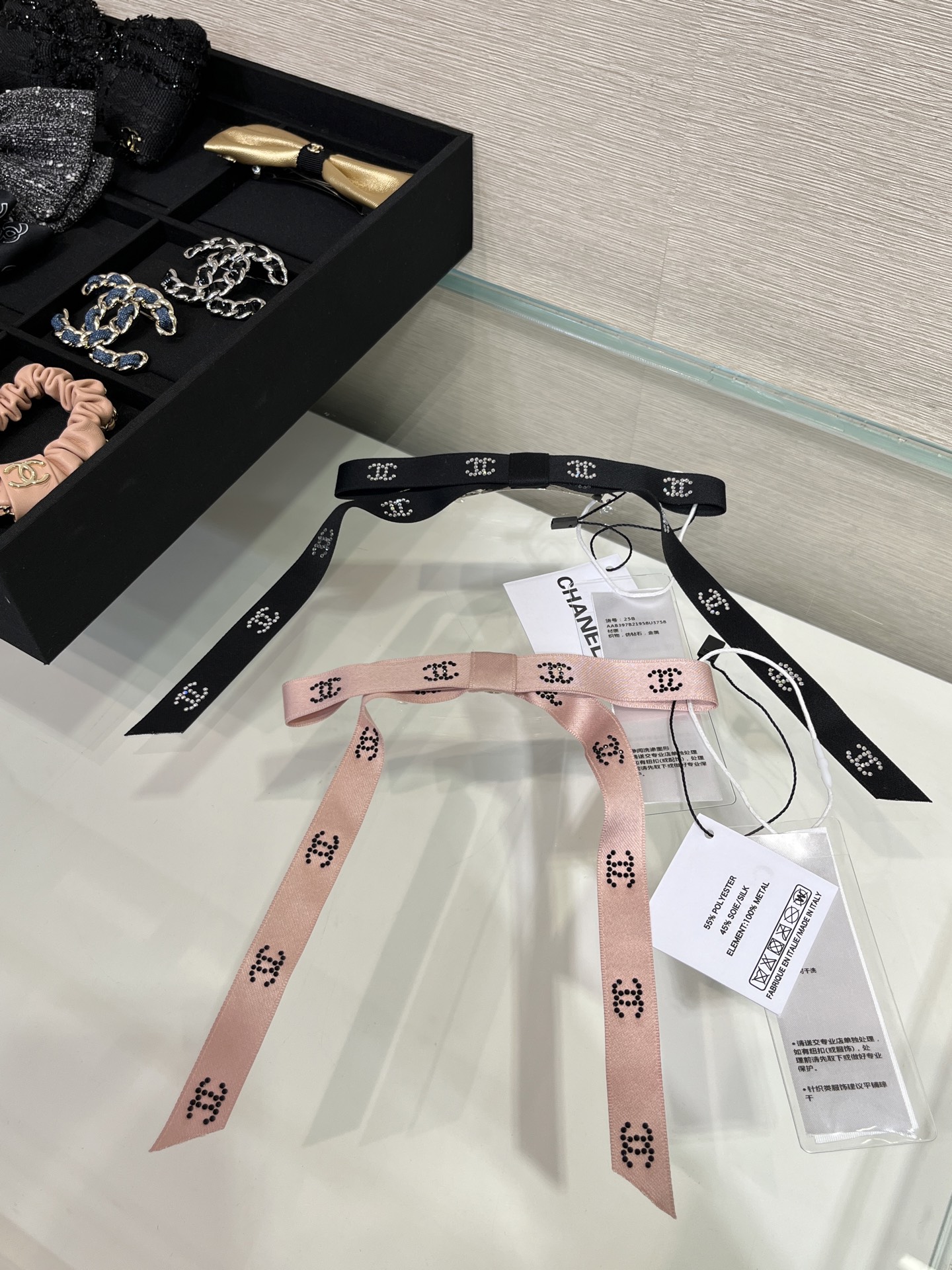 NO:635416,88200, the hairpin arrived today and bought yb 25B new style rhinestone double C black bow hairpin zg hard to buy 5 stars, the highest version is recommended to buy. The silk satin with positioning hot diamond crystal details is so beautiful. It has the feeling of a ballet girl. The upper body is super good-looking. Bought yb hot style, matching details. Same brass material, silk fabric, hairpins, Cardia high-end jewelry1986090988200,今日到货发夹购入yb 25B新款水钻双C黑色蝴蝶结发夹 zg难买程度5颗星 最高版本推荐入手 绸缎搭配定位烫钻水晶细节太美啦 很有芭蕾风少女的感觉 上身超好看 爆款购入yb,对版细节 一样黄铜材质,,silk fabric,hairpins,卡迪亚高端饰品,Jewelry