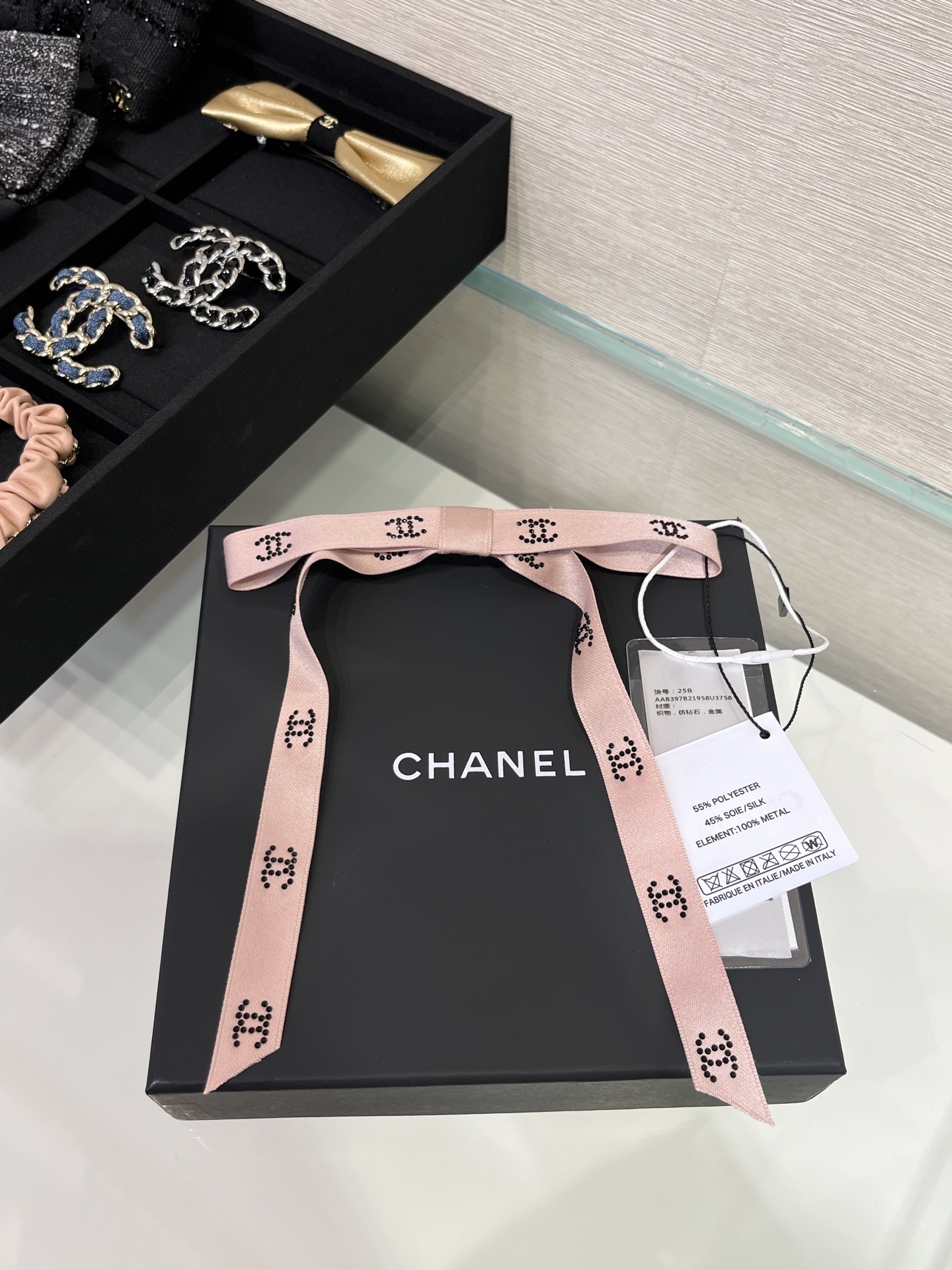 NO:635419,88200, the hairpin arrived today and bought yb 25B new style rhinestone double C pink bow hairpin zg hard to buy 5 stars, the highest version is recommended to buy. The satin with positioning hot diamond crystal details is so beautiful. It has the feeling of a ballet girl. The upper body is super good-looking. Hot item bought yb, the details are the same brass material. Spring clip with original packaging box as shown in the picture. Complete tags, silk fabric, hairpins, Cardia high-end jewelry1986090988200,今日到货发夹购入yb 25B新款水钻双C粉色蝴蝶结发夹 zg难买程度5颗星 最高版本推荐入手 绸缎搭配定位烫钻水晶细节太美啦 很有芭蕾风少女的感觉 上身超好看 爆款购入yb,对版细节 一样黄铜材质 弹簧夹带图片原版包装盒 吊牌齐全,,silk fabric,hairpins,卡迪亚高端饰品,Jewelry