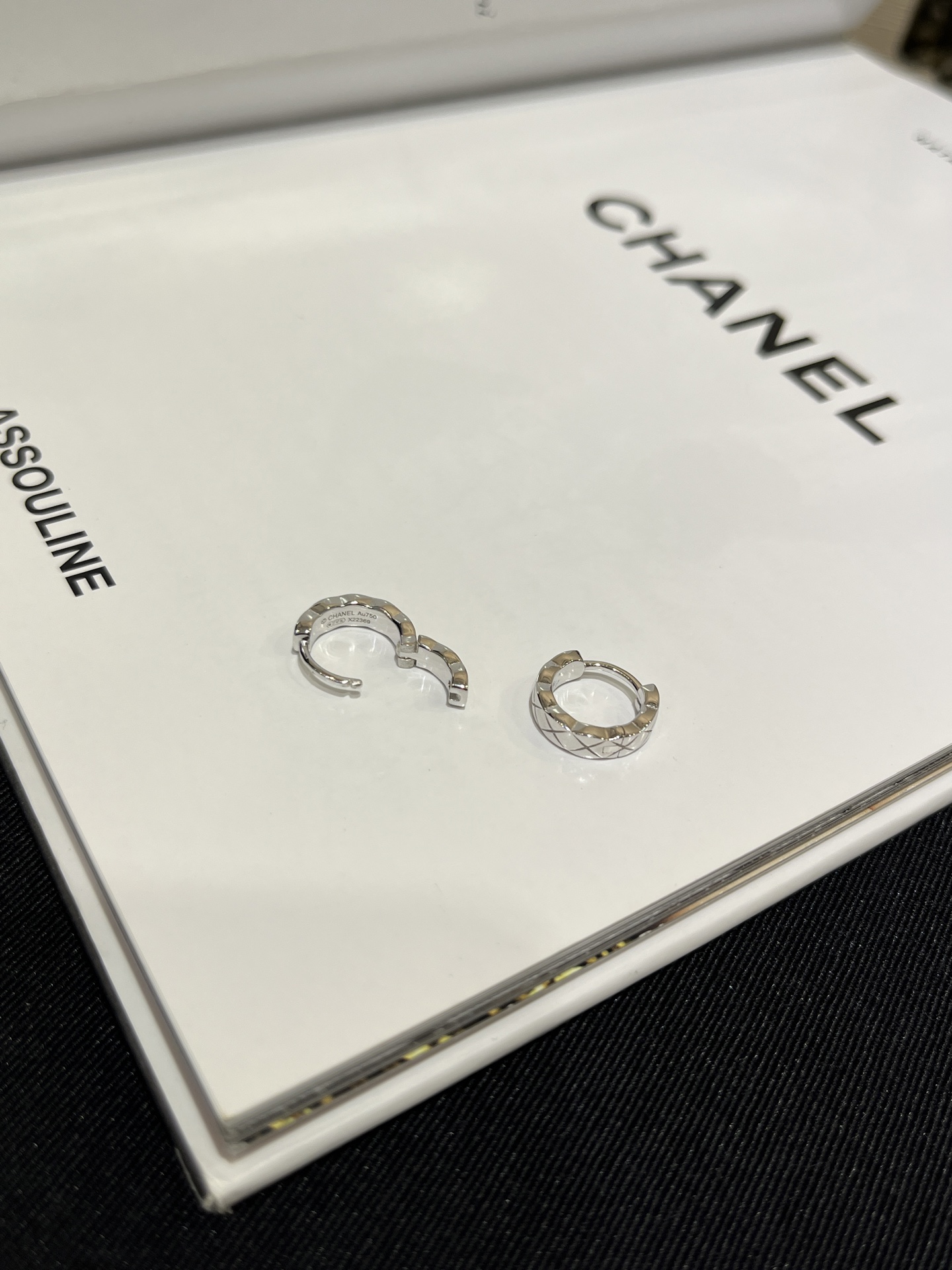 NO:635806,88220, the high-end jewelry series arrived today. The new coco crush small white gold diamond pattern hoop earrings. Classic metal diamond pattern hoops. Simple and very textured. Very fashionable and old money style. The small earrings are very low-key to wear on the upper body. They are versatile and not picky. z real gold. Customized 925 silver plated with thick gold, earrings, Cardia high-end jewelry.1986090988220,今日到货高级珠宝系列 新款coco crush白金色菱格纹圆圈耳环小号 经典金属菱格纹圆环 简洁又很有质感 非常有时髦老钱风的味道 小号耳圈佩戴上身很低调 百搭不挑人 z真金 定制925银镀厚金,,earrings,卡迪亚高端饰品,Jewelry