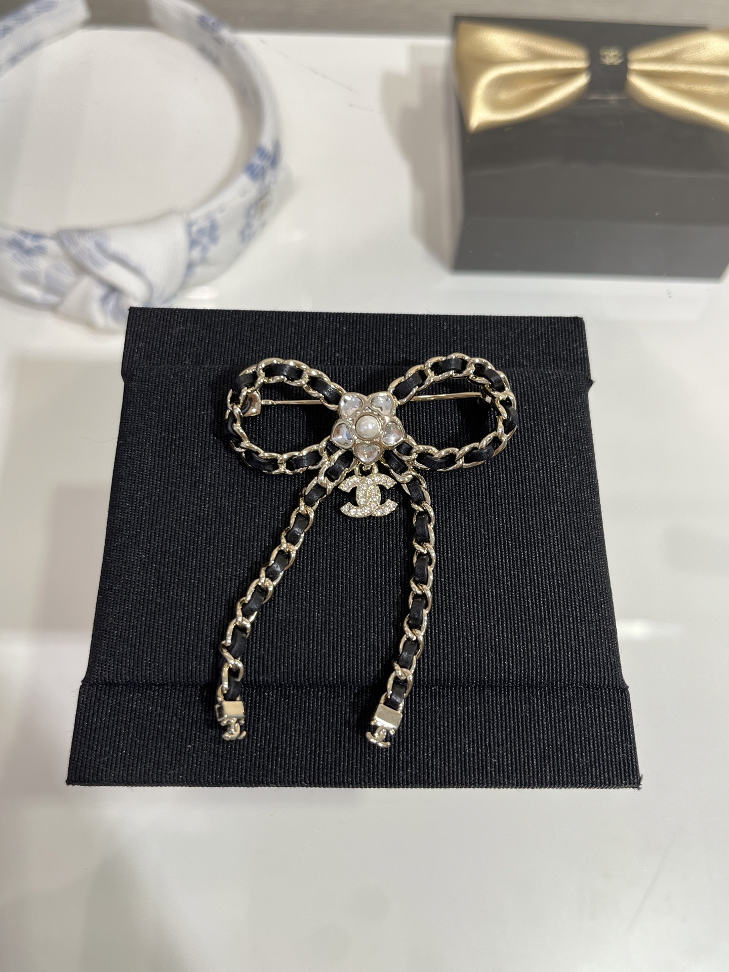 NO:634832,88180, today's new brooch. 25B new leather chain bow double C pendant brooch. The small flowers formed by the love diamond cluster are so cute. It has a vintage feel with the leather chain bow. It can be matched with clothes, cuffs, collars, hats, scarves, etc. The same brass material as yb + lambskin + Swarovski crystal + customized crystal top version is shipped, brooch, breastpin, sheepskin, hats, Cardia high-end jewelry1986090988180,今日新品胸针 . 25B新款皮穿链蝴蝶结双C吊坠胸针 爱心钻围簇组成的小花朵太可爱啦 搭配皮穿链蝴蝶结 有点vintage的感觉 衣服袖口领子帽子围巾等等都可以搭配 yb一样黄铜材质+小羊皮+施华洛水晶+定制水晶爆款顶级版本出货啦,,brooch，breastpin,sheepskin,hats,卡迪亚高端饰品,Jewelry