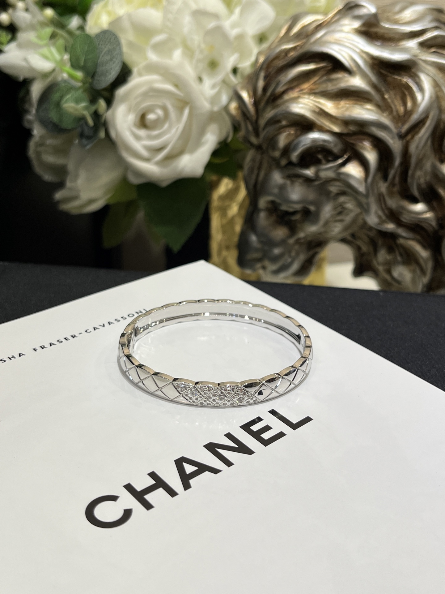 NO:635811,88320 arrived today. White gold oblique bangs. Coco crush rhombus pattern wide version platinum bracelet with diamonds. The latest oblique bangs coco rhombus pattern is shinier than the old model. The new yb has been upgraded and improved with new discounts!  Super suitable for stacking, no pressure to match with various styles ~ Recommended z18k real gold and real diamonds, the public price is more than 12w, custom brass CNC inlaid with zircon, bracelet with packaging, high-end jewelry series, bracelet, Cartier high-end jewelry1986090988320 今日到货白金色斜刘海 coco crush菱格纹宽版白金色带钻手镯 最新款斜刘海coco菱格纹 比旧款更闪 新款yb升级改进新扣头啦！叠戴超合适 各种穿搭风格搭配毫无压力～推荐 z18k真金真钻 公价价格12w多 定制黄铜CNC镶嵌锆石 手环带包装 高级珠宝系列,,bracelet,卡迪亚高端饰品,Jewelry