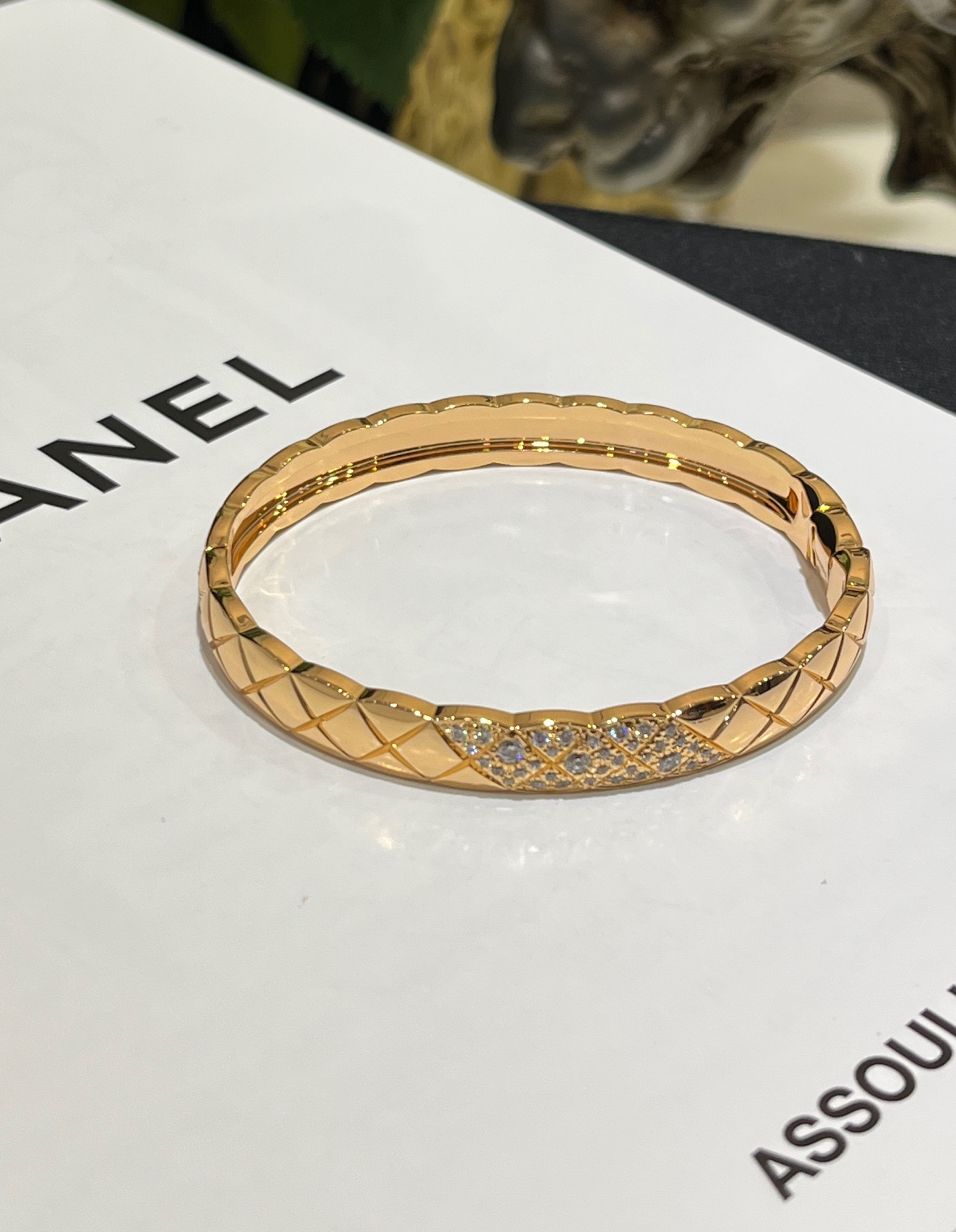 NO:635785,88320 arrived today, beige gold oblique bangs, coco crush rhombus pattern wide version rose gold bracelet with diamonds, the latest oblique bangs, coco rhombus pattern, shinier than the old model, the new yb has been upgraded and improved with new discounts!  Super suitable for stacking, no pressure to match with various styles ~ Recommended z18k real gold and real diamonds, the public price is more than 12w, custom brass CNC inlaid with zircon, bracelet with packaging, high-end jewelry series, bracelet, Cartier high-end jewelry1986090988320 今日到货米金色斜刘海 coco crush菱格纹宽版玫瑰金色带钻手镯 最新款斜刘海coco菱格纹 比旧款更闪 新款yb升级改进新扣头啦！叠戴超合适 各种穿搭风格搭配毫无压力～推荐 z18k真金真钻 公价价格12w多 定制黄铜CNC镶嵌锆石 手环带包装 高级珠宝系列,,bracelet,卡迪亚高端饰品,Jewelry