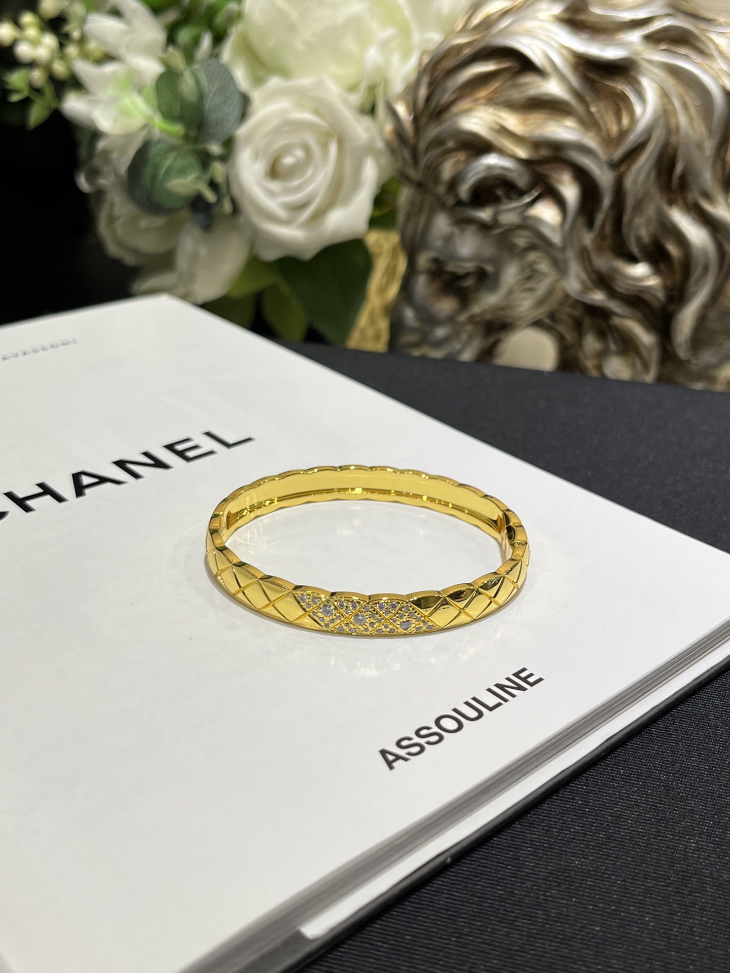 NO:635788,88320 Arrived today, golden oblique bangs coco crush rhombus pattern wide version gold bracelet with diamonds. The latest oblique bangs coco rhombus pattern is shinier than the old model. The new yb has been upgraded and improved with new discounts!  Super suitable for stacking, no pressure to match with various styles ~ Recommended z18k real gold and real diamonds, the public price is more than 12w, custom brass CNC inlaid with zircon, bracelet with packaging, high-end jewelry series, bracelet, Cartier high-end jewelry1986090988320 今日到货金色斜刘海 coco crush菱格纹宽版金色带钻手镯 最新款斜刘海coco菱格纹 比旧款更闪 新款yb升级改进新扣头啦！叠戴超合适 各种穿搭风格搭配毫无压力～推荐 z18k真金真钻 公价价格12w多 定制黄铜CNC镶嵌锆石 手环带包装 高级珠宝系列,,bracelet,卡迪亚高端饰品,Jewelry