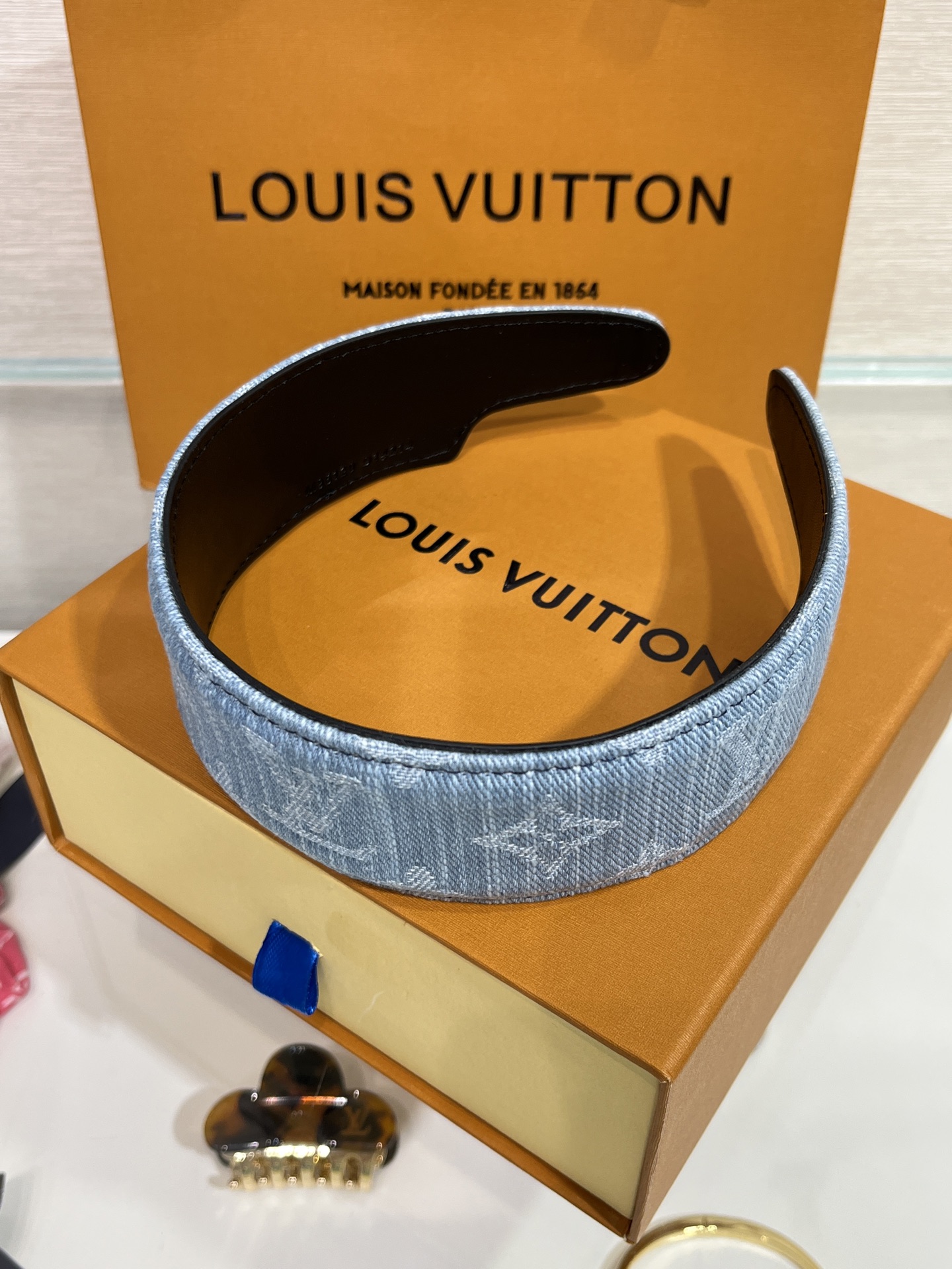 NO:634761,Headband 88200, today's new product light color LV 25 years new denim denim light blue wide version headband classic presbyopia letters casual denim denim elements, age-reducing and noble fashion sense are all in place wide version design wear the upper body to make the top of the head look taller and have more hair, Louis Vuitton, Cartier high-end jewelry19860909发箍88200,今日新品浅色 LV 25年新款丹宁牛仔浅蓝色宽版发箍 经典老花字母休闲丹宁牛仔元素 减龄贵气时髦感全部拿捏到位 宽版设计 佩戴上身立显高颅顶发量多,,louis vuitton,卡迪亚高端饰品,Jewelry