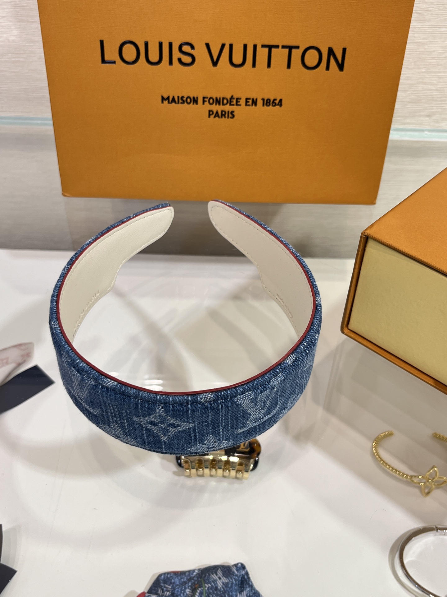 NO:634758,88200. Today’s new dark color hairbands, LV’s 25-year new denim denim dark blue wide-format headbands, classic presbyopic letters and casual denim denim elements, all in place to reduce age, elegance and fashion, wide-format design, wear the upper body to make the top of the head look taller and have more hair, Louis Vuitton, Cartier high-end jewelry1986090988200.发箍今日新品深色 LV 25年新款丹宁牛仔深蓝色宽版发箍 经典老花字母休闲丹宁牛仔元素 减龄贵气时髦感全部拿捏到位 宽版设计 佩戴上身立显高颅顶发量多,,louis vuitton,卡迪亚高端饰品,Jewelry