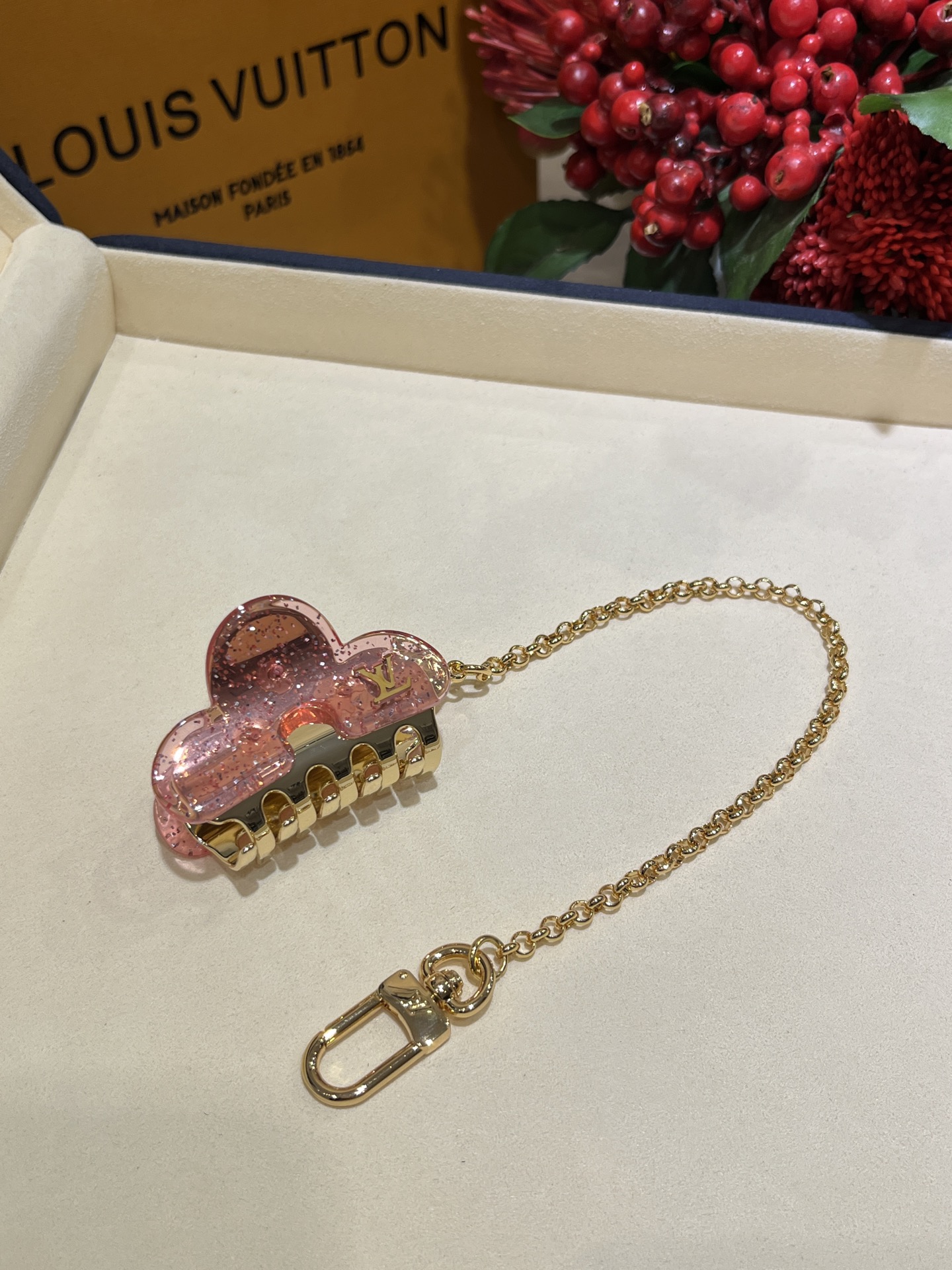 NO:634772,Gripper 880 Chain Today's new product New gold letter pink sequin resin shark clip gripper New dual-purpose model, with a chain, it can be used as a bag hanging. Remove the chain and it becomes a normal small shark clip. The pink sequins are very beautiful, beautiful and practical. ZP consistent brass material resin, Cardia high-end jewelry19860909抓夹880 链条 今日新品 新款金色字母粉色亮片树脂鲨鱼夹抓夹 新款两用款,加了链条可以当包挂 取下链条就是正常的小号鲨鱼夹啦 粉色亮片闪闪的很漂亮好看又实用 zp一致黄铜材质树脂,,卡迪亚高端饰品,Jewelry