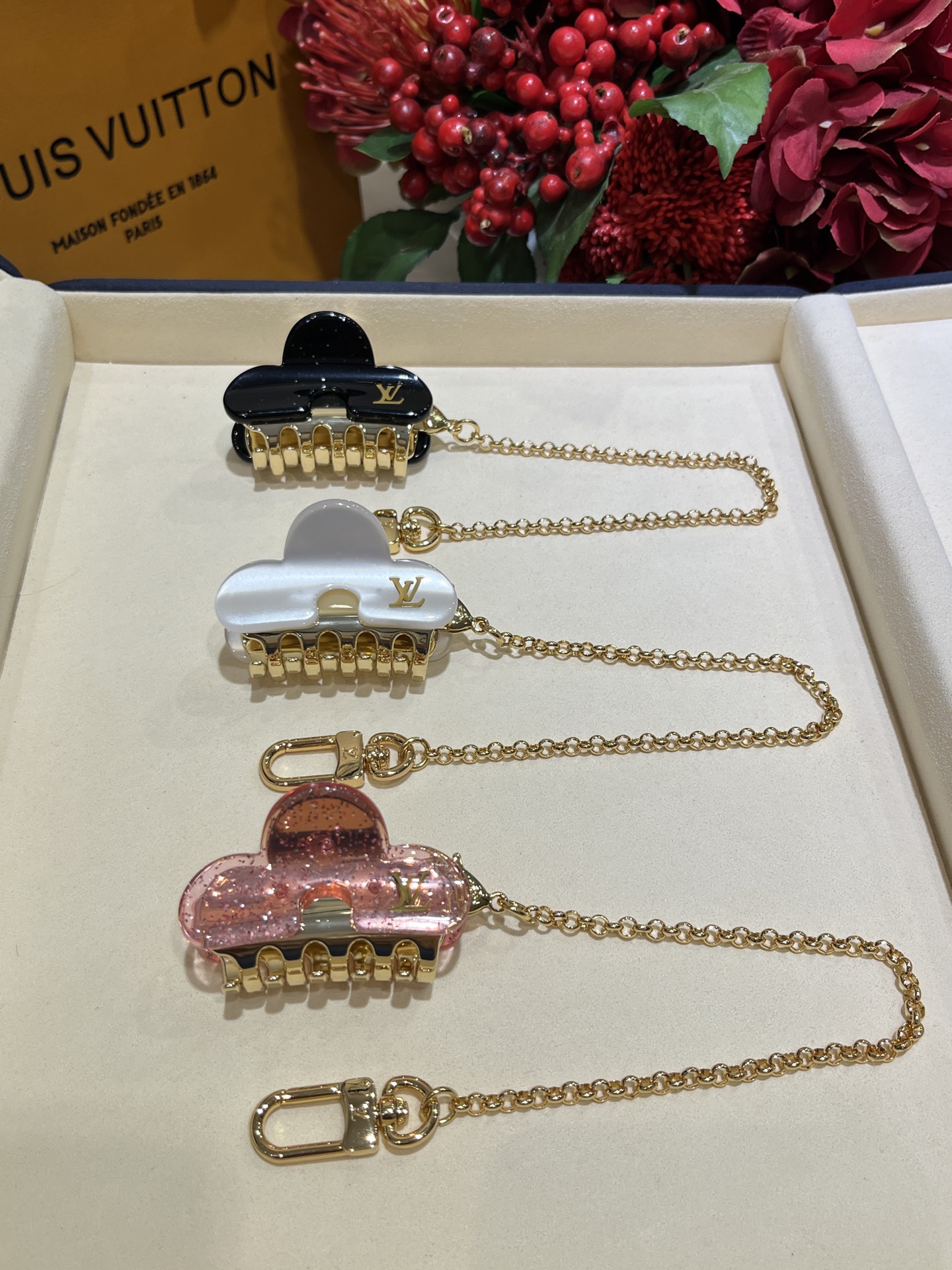 NO:634752,25 autumn and winter new metal gripper bag hanging collection, three colors available: black, white and pink, Cardia high-end jewelry1986090925年秋冬新款金属抓夹包挂合集 三色可选黑色·白色·粉色,,卡迪亚高端饰品,Jewelry