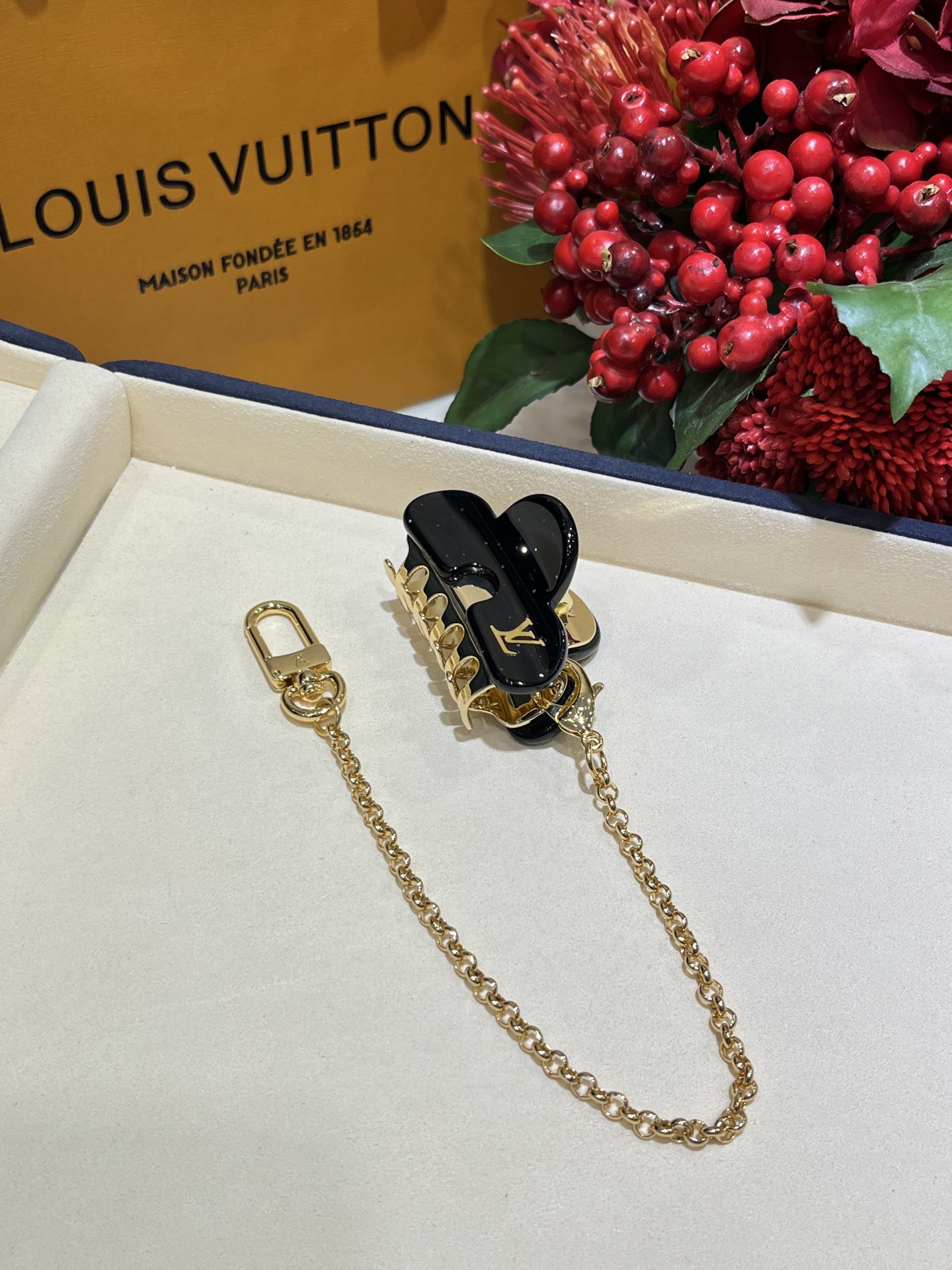 NO:634775,880 Chain Today's new product New gold letter black sequin resin shark clip grabber New dual-purpose model, with a chain, it can be hung as a bag. Remove the chain and it becomes a normal small shark clip. The black gold color + sequins are so rich, beautiful and practical. ZP consistent brass material resin, Cardia high-end jewelry19860909880 链条 今日新品 新款金色字母黑色亮片树脂鲨鱼夹抓夹 新款两用款,加了链条可以当包挂 取下链条就是正常的小号鲨鱼夹啦 黑金配色+亮片太富贵啦好看又实用 zp一致黄铜材质树脂,,卡迪亚高端饰品,Jewelry