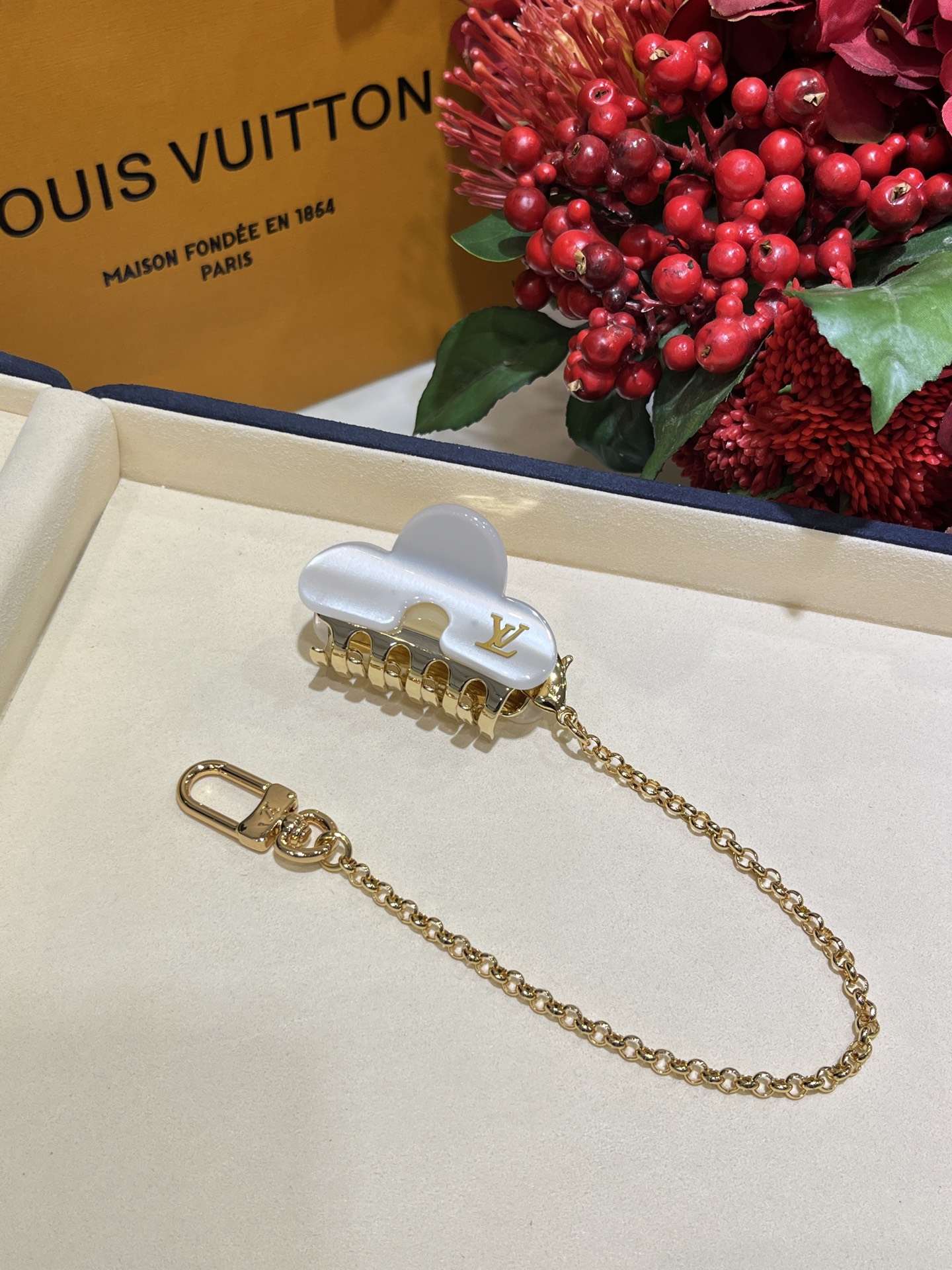 NO:634749,880 plus chain Today's new product New gold letter white resin shark clip grabber New dual-use model, with a chain, it can be used as a bag hanging. Remove the chain and it becomes a normal small shark clip. The white gold color is gentle and soft, very noble, good-looking and practical, zp consistent brass material resin, Cardia high-end jewelry19860909880加链条 今日新品 新款金色字母白色树脂鲨鱼夹抓夹 新款两用款,加了链条可以当包挂 取下链条就是正常的小号鲨鱼夹啦 白金配色温温柔柔很贵气好看又实用 zp一致黄铜材质树脂,,卡迪亚高端饰品,Jewelry