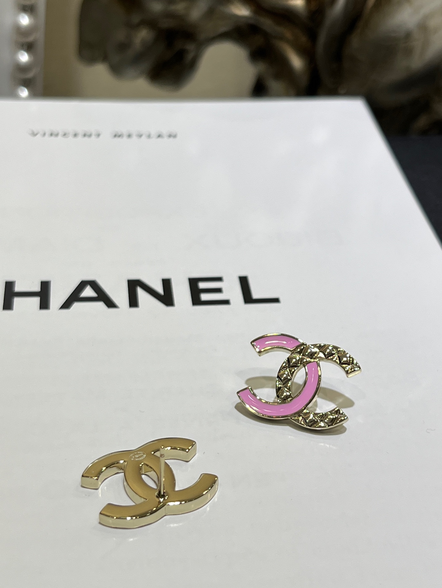 NO:634892,88160, today’s new product in pink gold color, 25B new pink enamel stitching diamond pattern double C earrings. Pink enamel with gold diamond pattern is so cute. Classic basic style. It can be controlled in various styles. You will not regret it when you choose blindly. The daily wearing rate is very high. z Consistent brass gold-plated material. Enamel craftsmanship. Top version, gold plating, Cardia high-end jewelry.1986090988160,今日新品粉金配色 25B新款粉色珐琅拼接菱格纹双C耳钉 粉色珐琅搭配金色菱格纹太可爱啦 经典基础款式 各种风格都能驾驭  盲选都不会后悔 日常佩戴率超高 z一致黄铜镀金材质 珐琅工艺 顶级版本,,gold plating,卡迪亚高端饰品,Jewelry