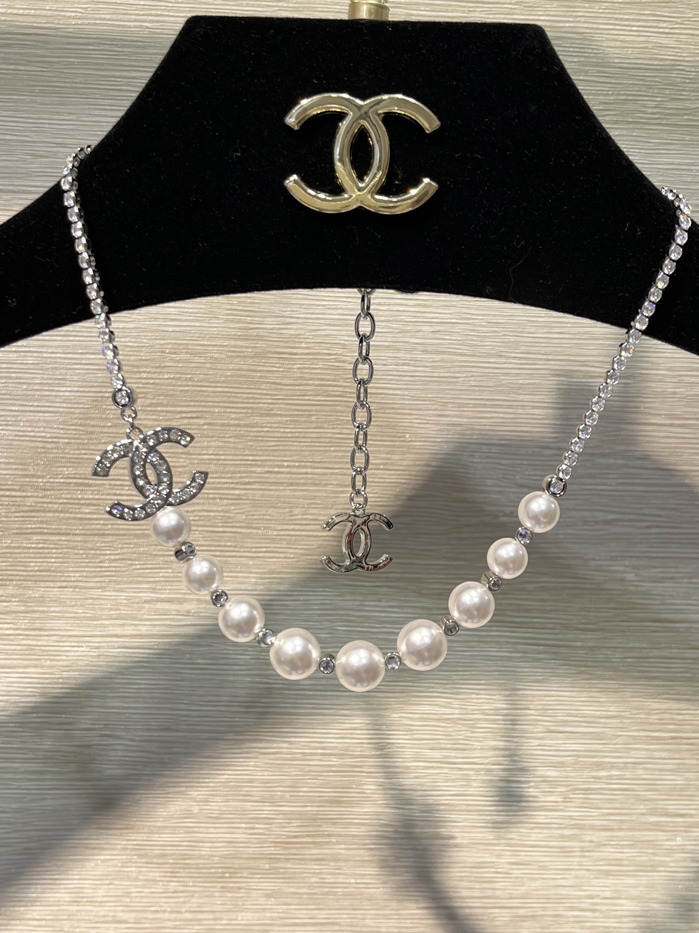 NO:634777,Today's new necklace 88200 25B new full diamond double C pearls with rows of diamonds silver necklace. The necklace is half row of diamond chain and half pearl chain. Gentle and elegant, the classic design is not picky. The silver color makes people feel very refreshing and clean. A must-have for beauties. The same brass material as yb. Customized crystal. Customized pearls, necklace, Cartier high-end jewelry.19860909今日新品项链88200 25B新款满钻双C珍珠拼排钻银色项链 项链一半排钻链条一半珍珠链条 温柔又优雅贵气经典设计不挑人 银色系给人感觉很清爽干净 美女必备 yb一样黄铜材质 定制水晶 定制珍珠,,necklace,卡迪亚高端饰品,Jewelry