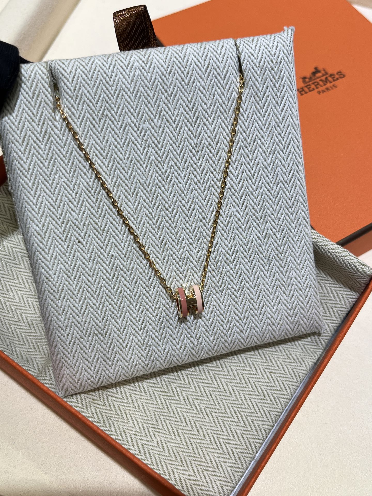 NO:714433,88200, arrived today to buy yb’s 25-year new mini pop H necklace, zp official website price, the new color matching in 25 years, the pink and tender color matching design is very interesting, a cute little item that the rich and beautiful will buy even if it is not available. The pendant is made of the same brass material as yb and has enamel craftsmanship, necklace, Cartier high-end jewelry1986090988200,今日到货购入yb  25年新品迷你mini pop H项链 zp官网价格,25年新推出的配色 粉嫩嫩的拼色设计很有趣 白富美们不配货也要买的可爱小单品 吊坠yb一样黄铜材质珐琅工艺,,necklace,卡迪亚高端饰品,Jewelry