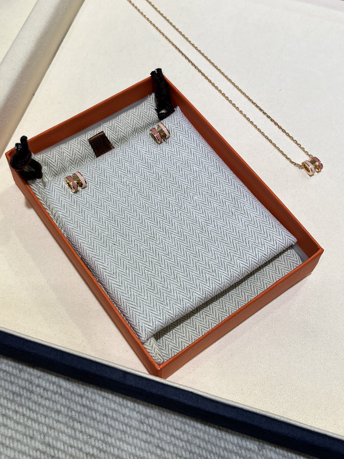 NO:634822,88220, today’s new product purchase yb 25 years new mini mini pop H earrings zp official website price, new colors launched in 25 years. The pink and tender color matching design is very interesting. A cute little item that the rich and beautiful will buy even if it is not available. The same brass enamel material stainless steel earrings as yb, Cardia high-end jewelry1986090988220,今日新品购入yb  25年新品迷你mini pop H耳钉 zp官网价格,25年新推出的配色 粉嫩嫩的拼色设计很有趣 白富美们不配货也要买的可爱小单品 yb一样黄铜珐琅材质不锈钢耳针,,卡迪亚高端饰品,Jewelry