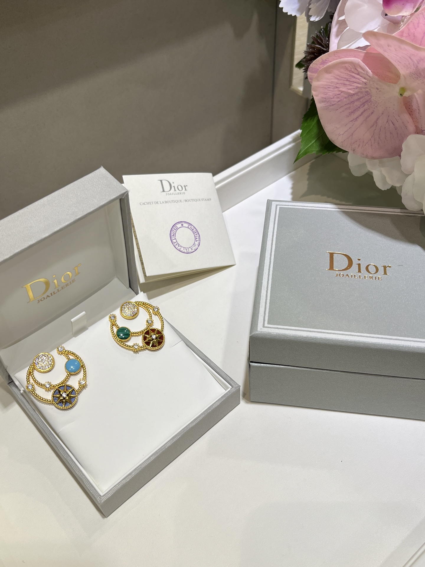 NO:765864,88280 Asymmetrical earrings arrived today. New high-end jewelry series color compass earrings. The color compass shape is very artistic and beautiful. It looks exquisite with the eight-pointed star. Good luck surrounds. Official website zk real gold and real diamonds. The price is hundreds of thousands. Customized thick gold-plated copper. Carnelian, lapis lazuli, malachite, earrings, gold plating, Cardia high-end jewelry.1986090988280 今日到货不对称耳环 新款高级珠宝系列彩色罗盘耳环 彩色罗盘造型很有艺术美感 搭配八芒星太显精致啦好运围绕 官网zk真金真钻 价格十几万 定制铜厚镀金 红玛瑙,青晶石,孔雀石,,earrings,gold plating,卡迪亚高端饰品,Jewelry