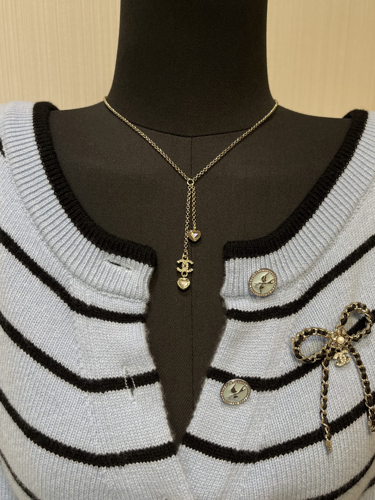 NO:635104,88180, Today's new necklace l 25B new light gold full diamond double C love diamond crystal double pendant necklace. Classic double C love diamond double chain pendant design. The chain is thin and the overall look is very fairy-like. It is cute and elegant with daily skirts. You can't go wrong with your eyes closed. The same brass material as yb. Swarovski diamond. Customized pearl crystal. Necklace with picture box. Top version, skirts, necklace, Cartier high-end jewelry.1986090988180,今日新品项链 l 25B新款浅金色满钻双C爱心钻水晶双吊坠项链 经典双C爱心钻的双链条吊坠设计 链条细细的 整体很仙女气质 日常搭配裙子又乖又贵气 闭眼入不出错 yb一样黄铜材质 施华洛钻 定制珍珠水晶 项链带图片包装盒顶级版本,,skirts,necklace,卡迪亚高端饰品,Jewelry