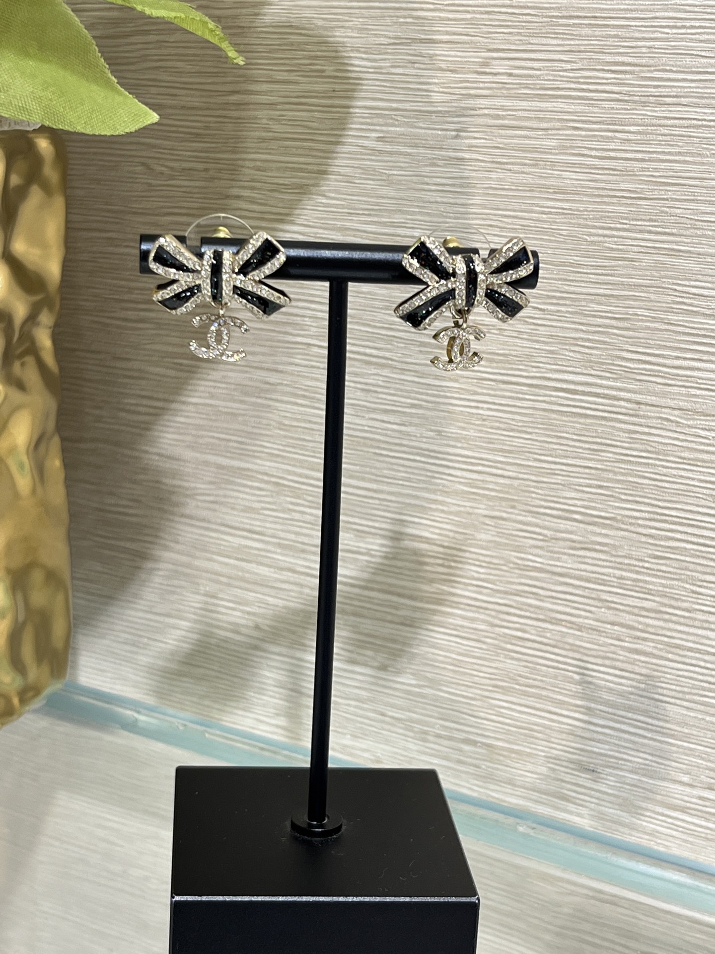 NO:816181,88200 Earrings arrived today. 25B new full diamond double C pendant black enamel bow earrings. Black enamel with sequins. Matching color. The classic black and gold color matching is very good for the skin tone. The more you look at it, the more beautiful it becomes. The atmosphere depends on it for daily wear. Super versatile. Brass material like yb. Swarovski diamonds. Gold earrings. Top version, earrings, Cardia high-end jewelry.1986090988200今日到货耳钉 . 25B新款满钻双C吊坠黑色珐琅蝴蝶结耳环 带着亮片的黑色珐琅 对版调色 经典黑金配色非常衬肤色 越看越美～ 氛围感全靠它了日常佩戴超级百搭 yb一样黄铜材质 施华洛钻 金色耳环.顶级版本,,earrings,卡迪亚高端饰品,Jewelry