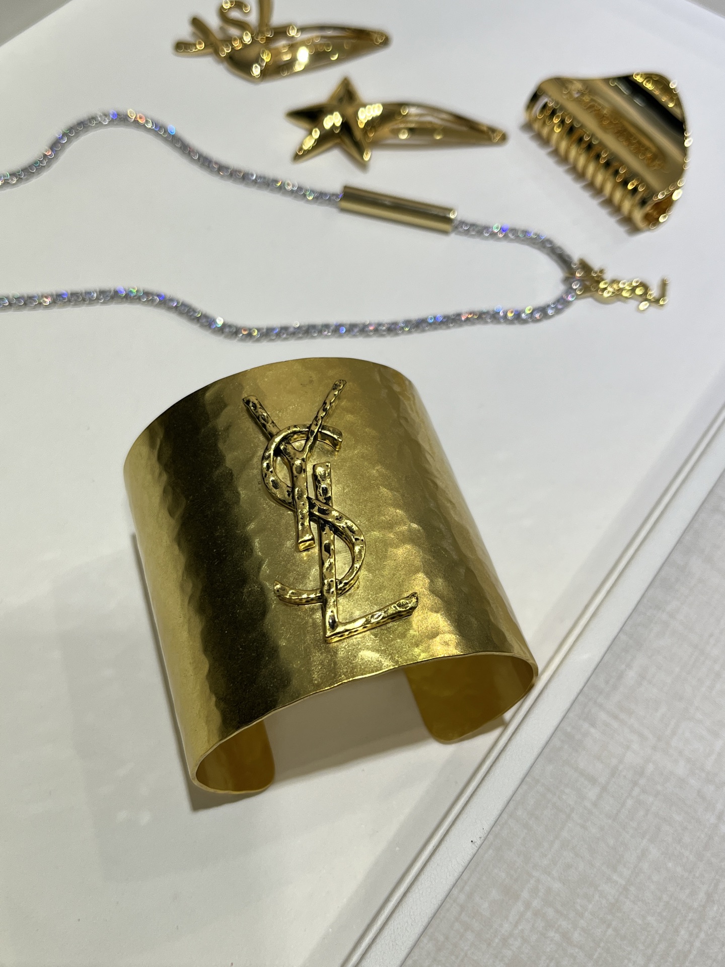 NO:635752,88320 Today’s new product open bracelet ysl’s new retro gold letter open wide bracelet The big gold bracelet is so popular, the effect is very high-end The golden antique copper micro-distressed hammer pattern is very textured The same brass material as yb, lava craft The bracelet comes with packaging, saint laurent, bracelet, Cartier high-end jewelry1986090988320 今日新品开口手镯 ysl新款复古金字母开口宽版手镯 大金手镯太火爆了,上手效果非常高级 金色古铜微做旧工艺锤纹很有质感 yb一样黄铜材质,熔岩工艺 手环带包装,,saint laurent,bracelet,卡迪亚高端饰品,Jewelry