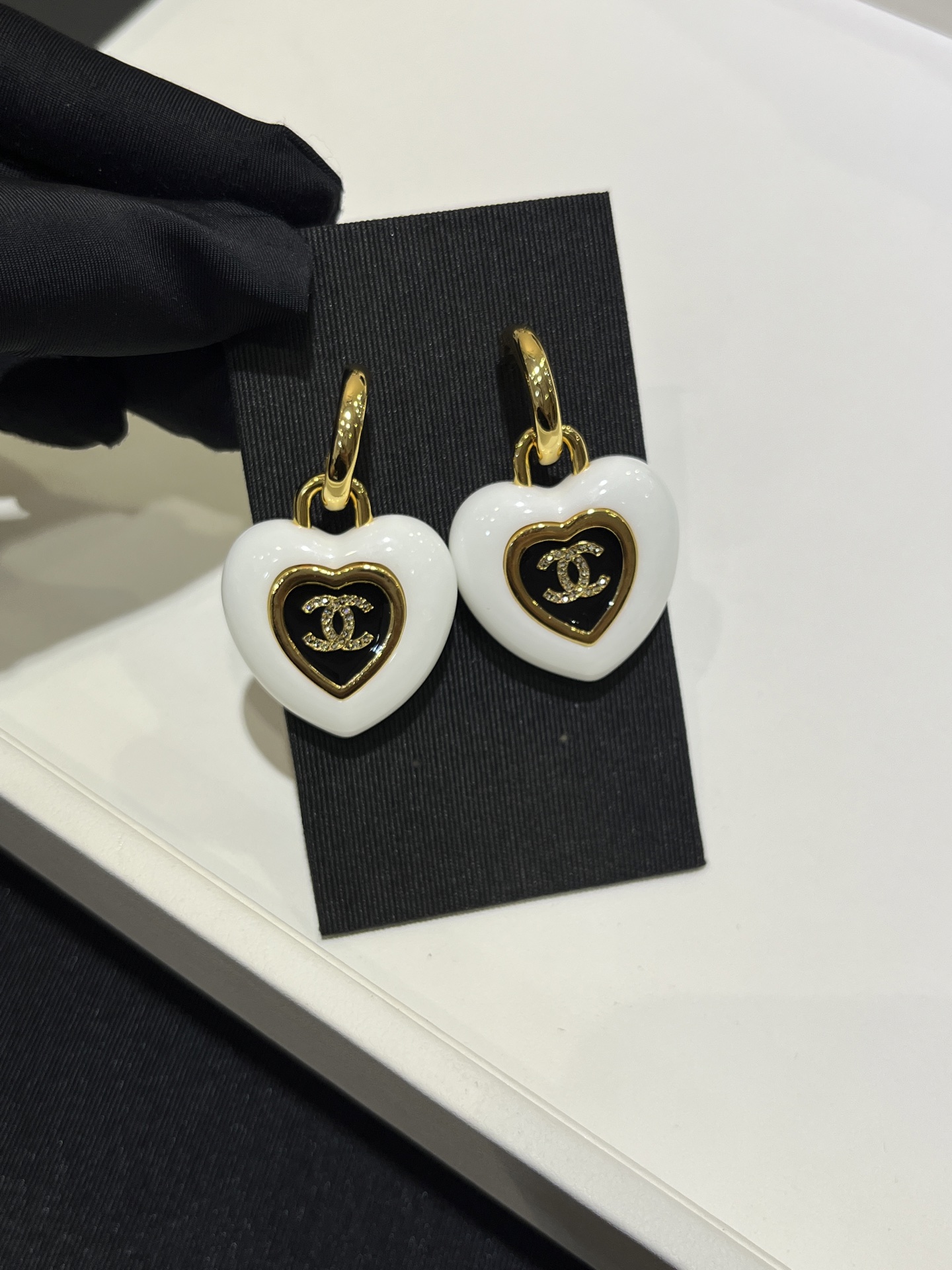 NO:634919,Today's new earrings. 25B new black enamel gold full diamond double C white love earrings. The metal texture love is wrapped with a circle of white resin. The three colors of black and white gold are superimposed to have a distinct and textured feel. It has a medieval vintage taste. The design is very special. The same brass material as yb. Customized crystal. Enamel craftsmanship, earrings, Cardia high-end jewelry.19860909今日新品耳环 . 25B新款黑色珐琅金色满钻双C白色爱心耳环 金属质感爱心外面裹了一圈的白色树脂 黑白金三色叠加层次感鲜明有质感 非常有中古vintage味道设计好特别 yb一样黄铜材质 定制水晶 珐琅工艺,,earrings,卡迪亚高端饰品,Jewelry